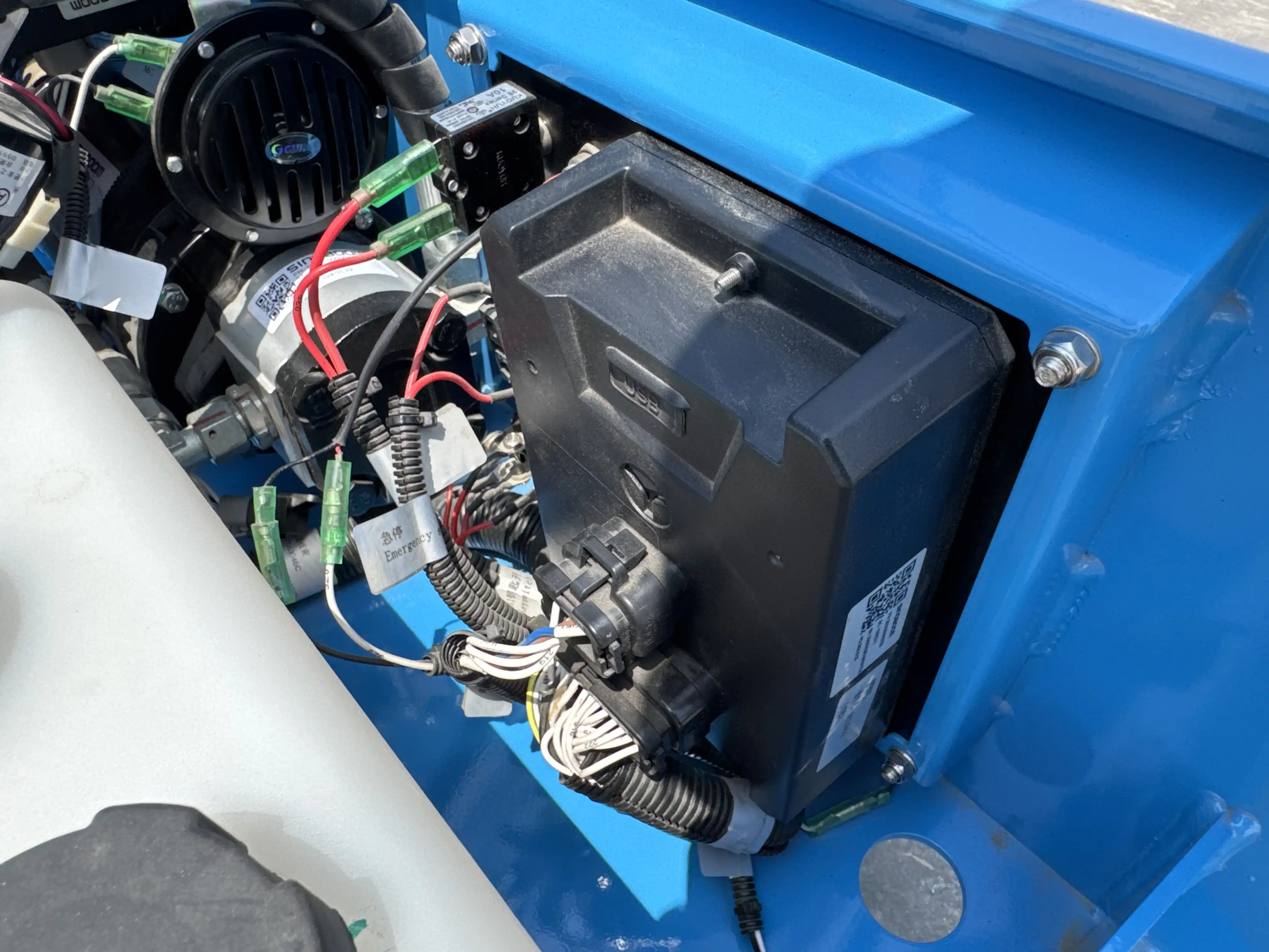 SLA-001-Sinoboom-0608N-electric-scissor-lift-inspection-cabin-ground-control