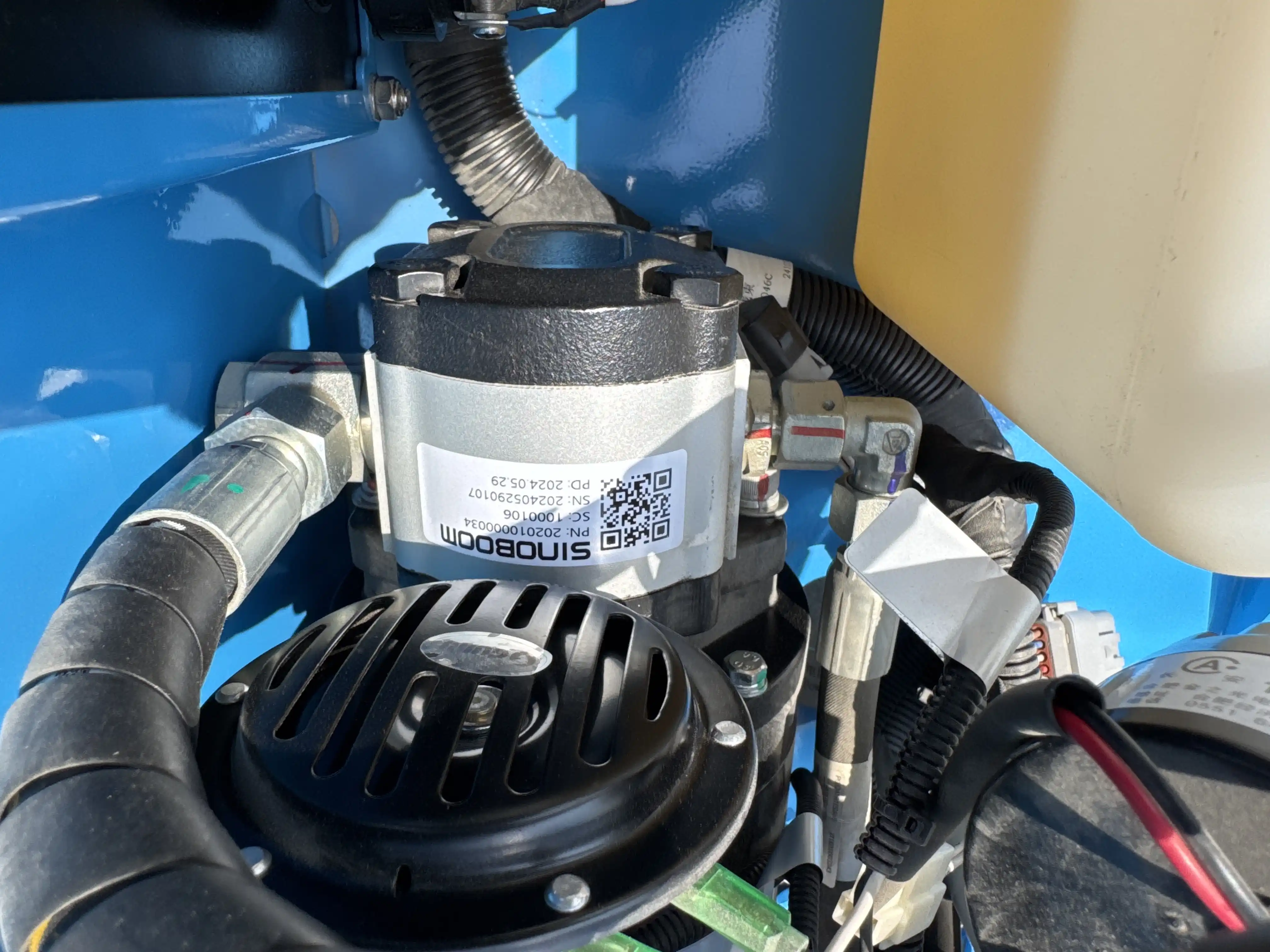 SLA-001-Sinoboom-0608N-electric-scissor-lift-inspection-hydraulics-hydraulic-pump