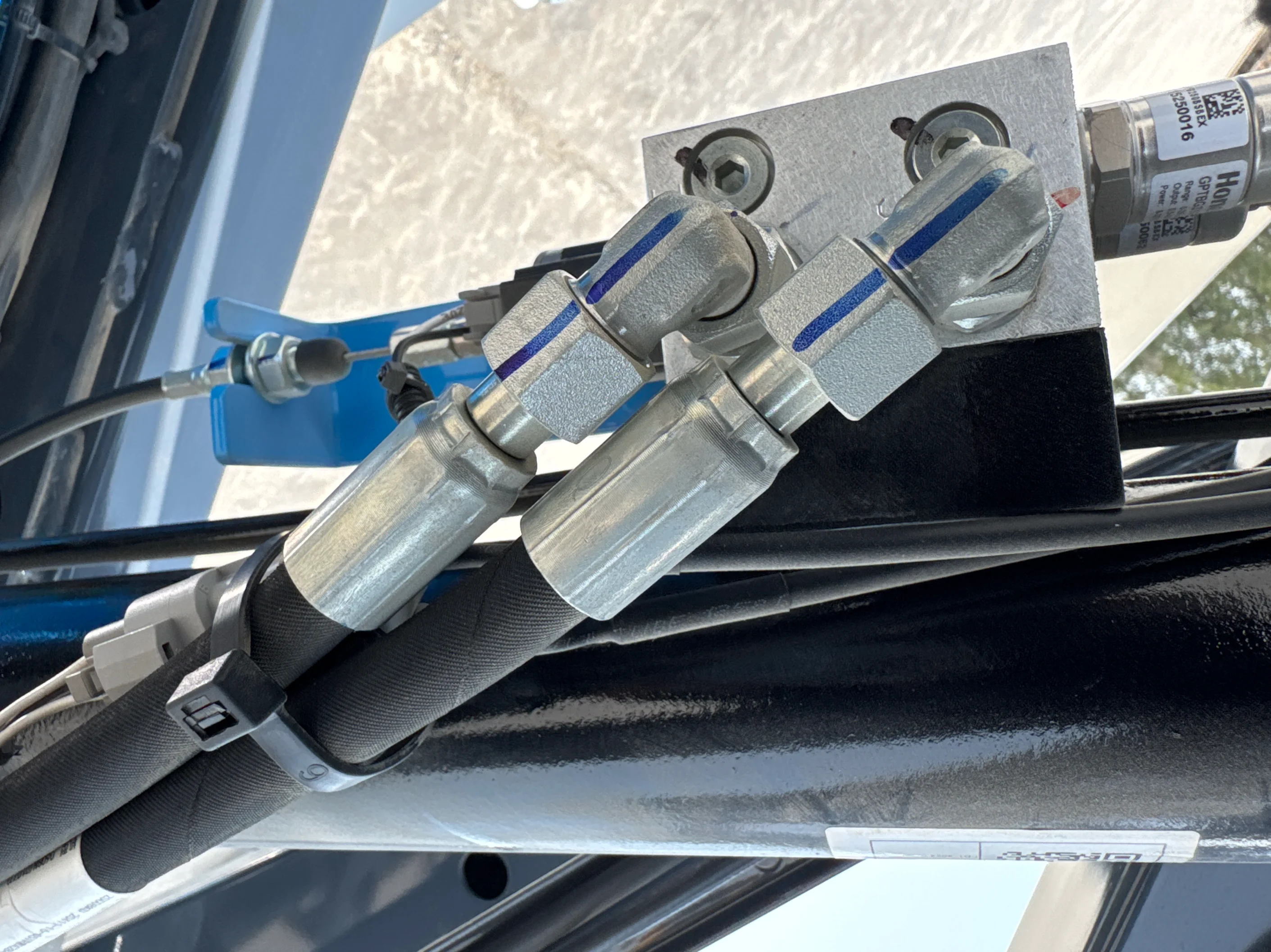 SLA-001-Sinoboom-0608N-electric-scissor-lift-inspection-hydraulics-hydraulic-hoses-and-lines