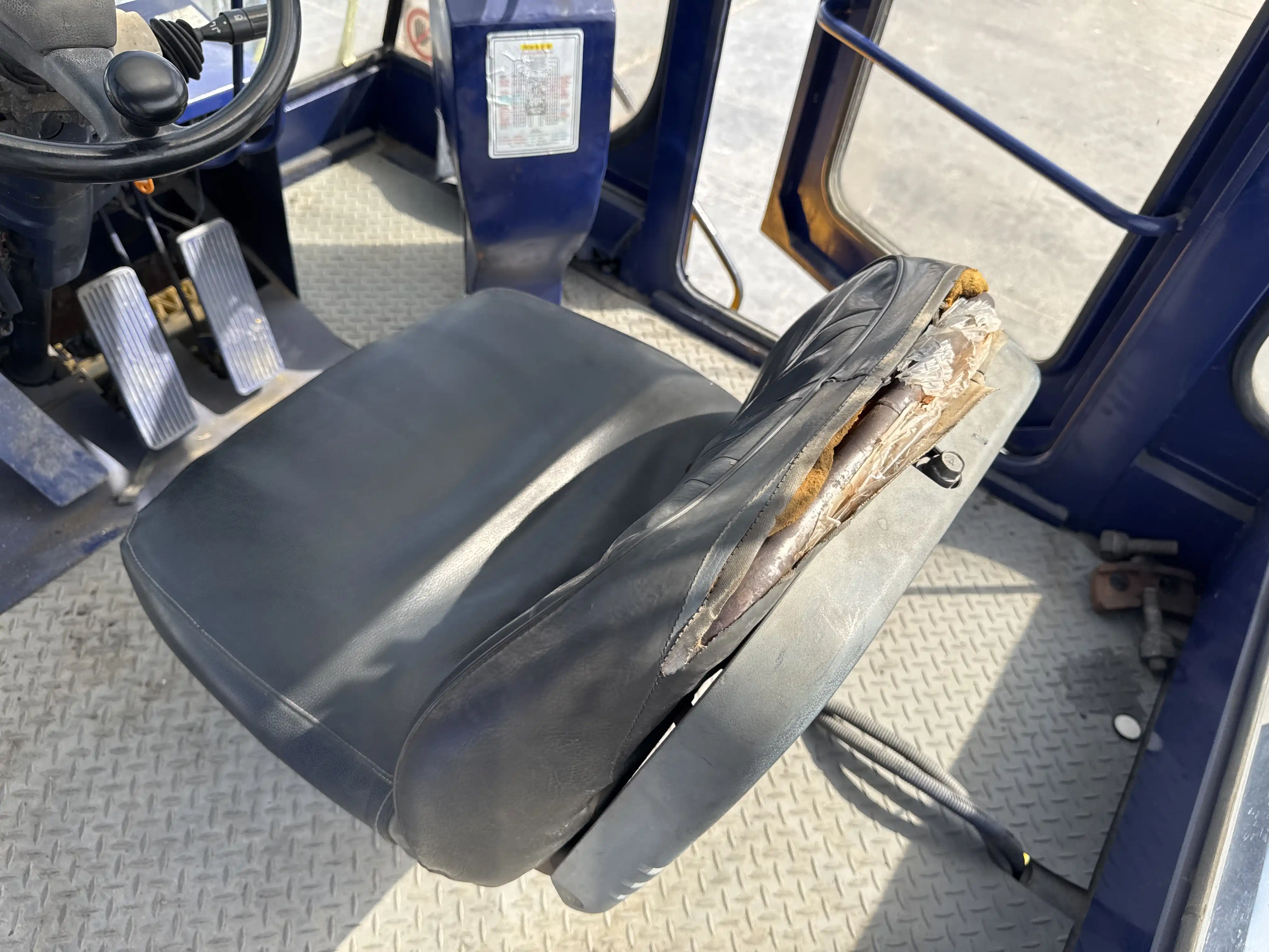 FLM-001-Komatsu-FD200Z-6-forklift-inspection-cabin-seats-armrests