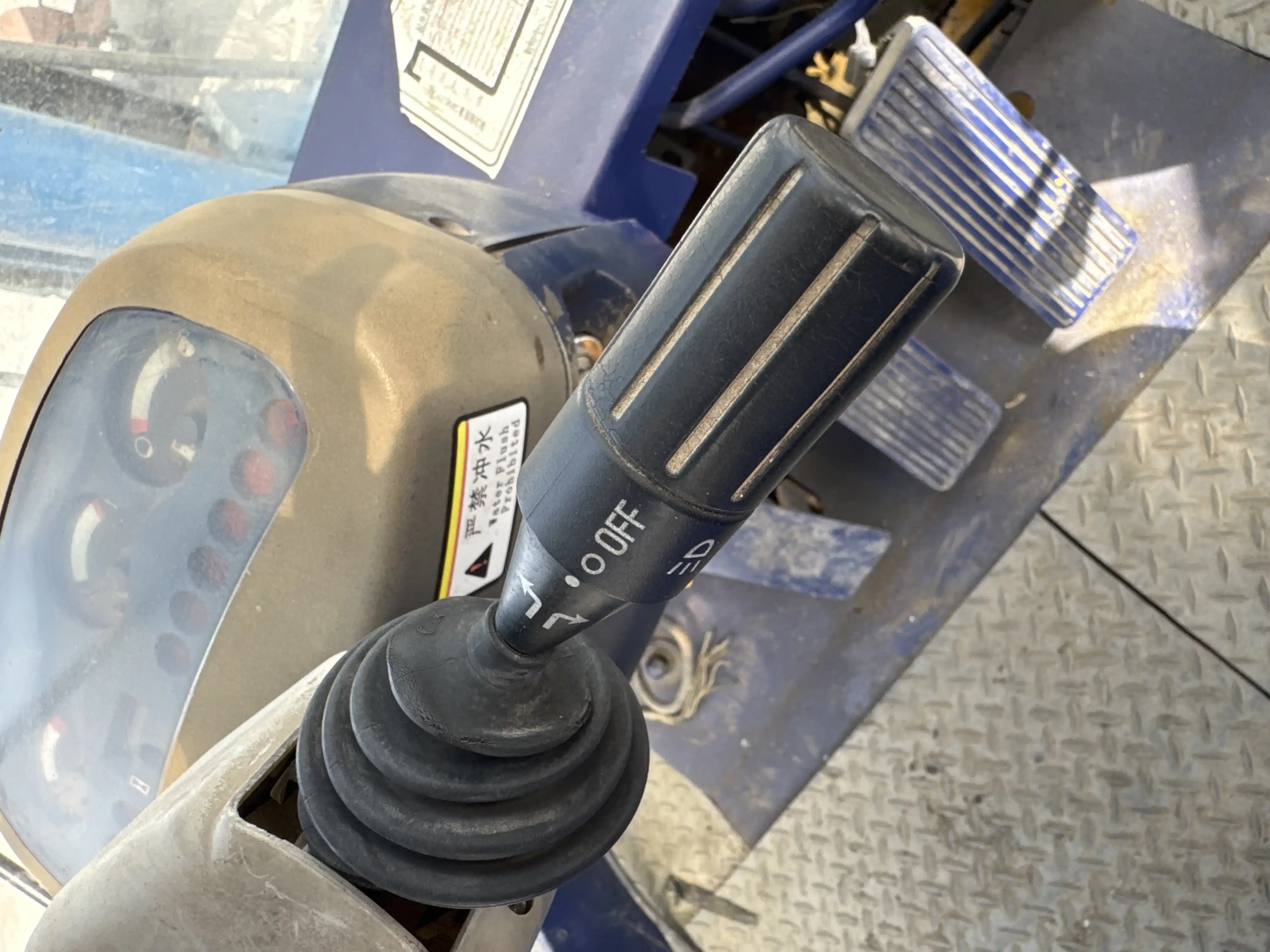 FLM-001-Komatsu-FD200Z-6-forklift-inspection-cabin-electronic-instrument-board