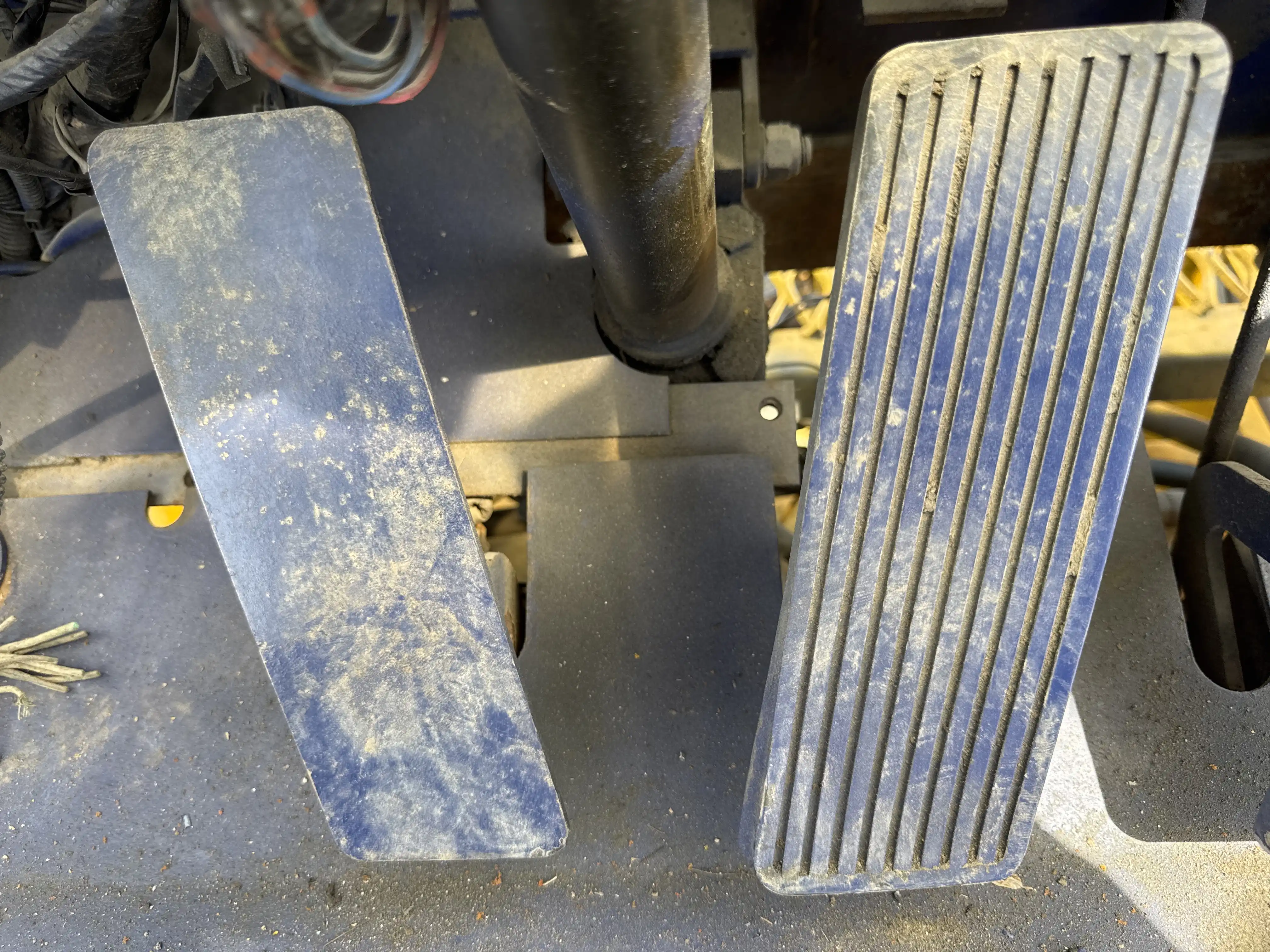 FLM-001-Komatsu-FD200Z-6-forklift-inspection-cabin-pedals