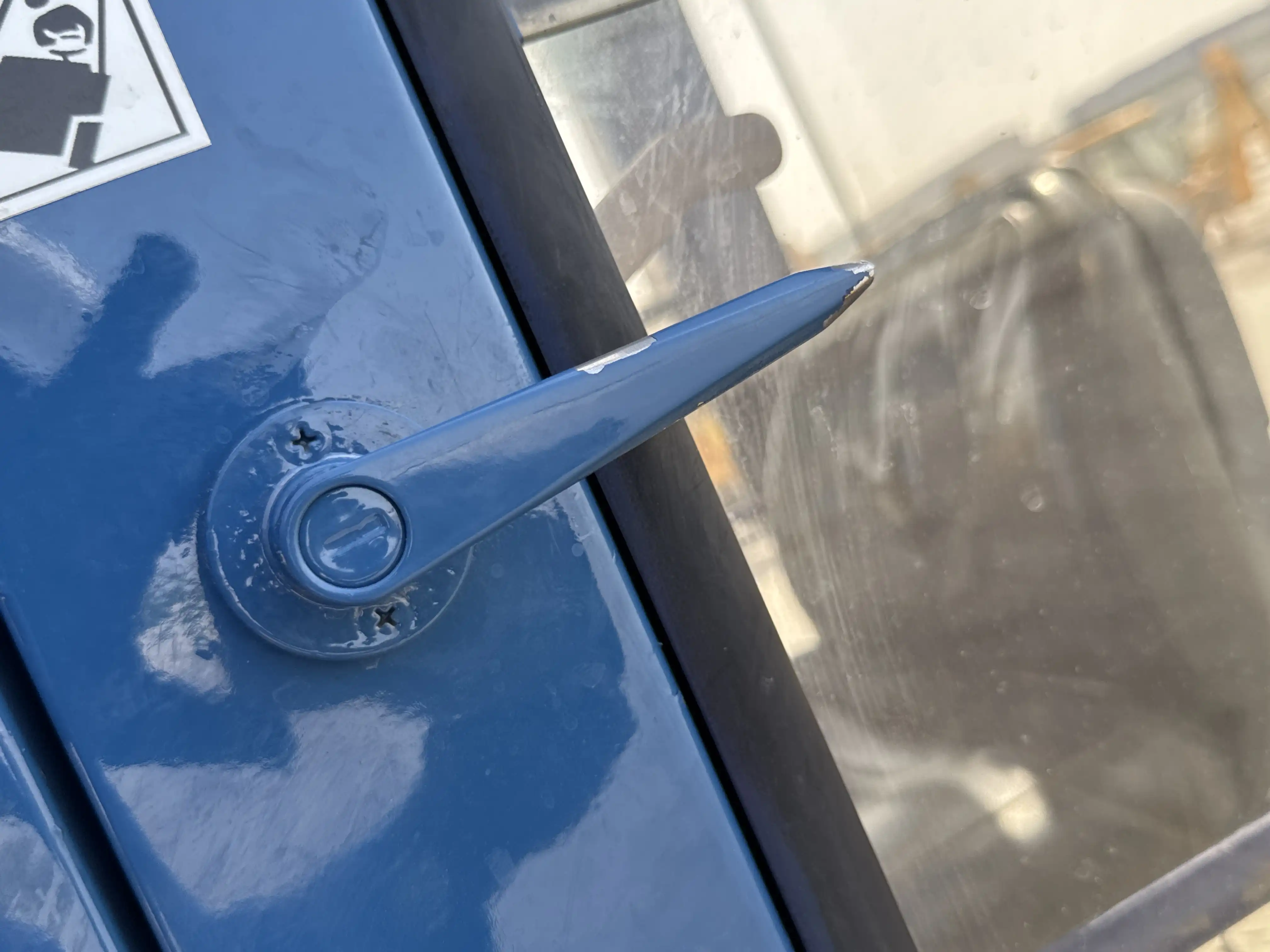 FLM-001-Komatsu-FD200Z-6-forklift-inspection-cabin-door-handles