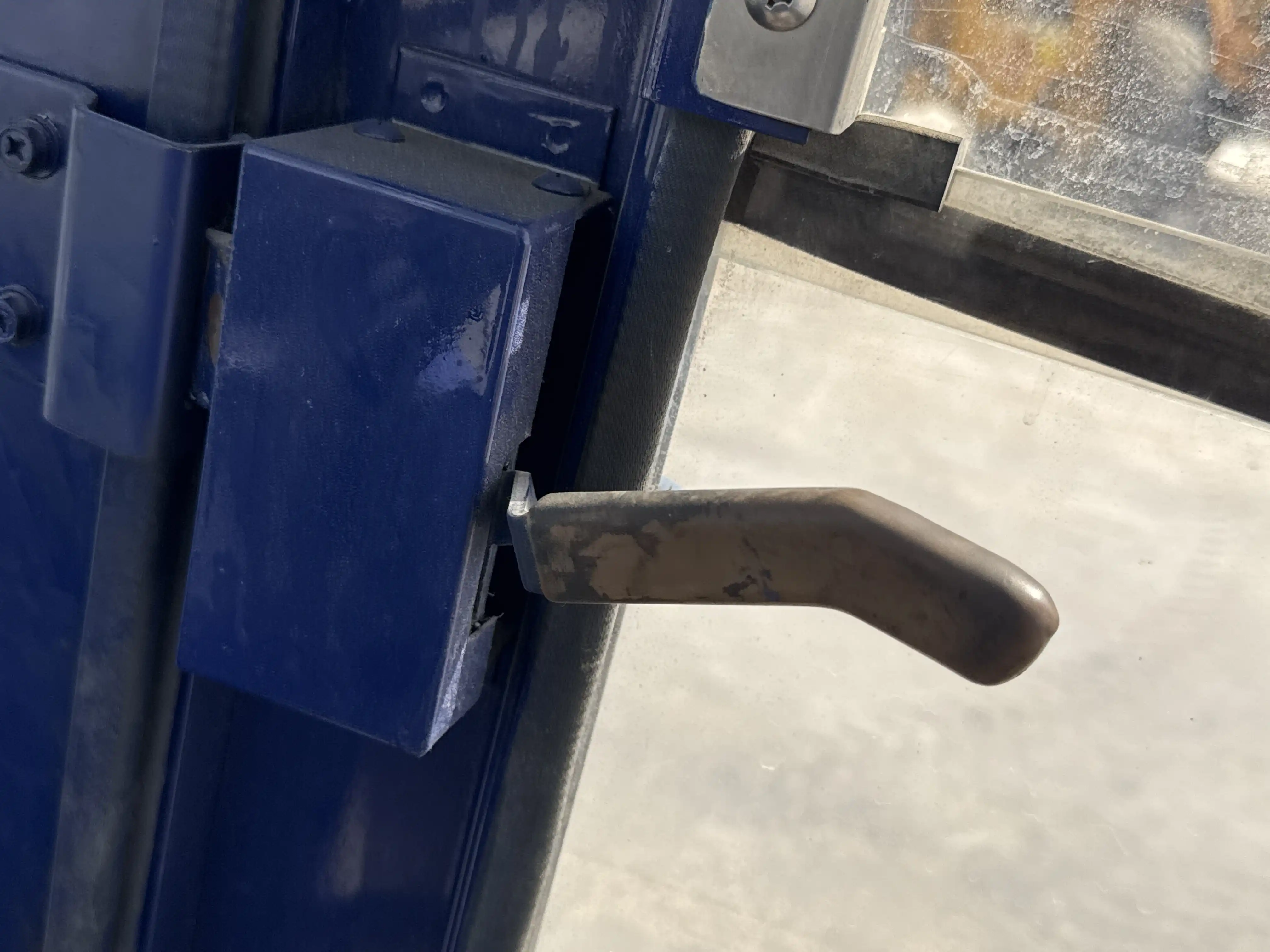 FLM-001-Komatsu-FD200Z-6-forklift-inspection-cabin-door-handles