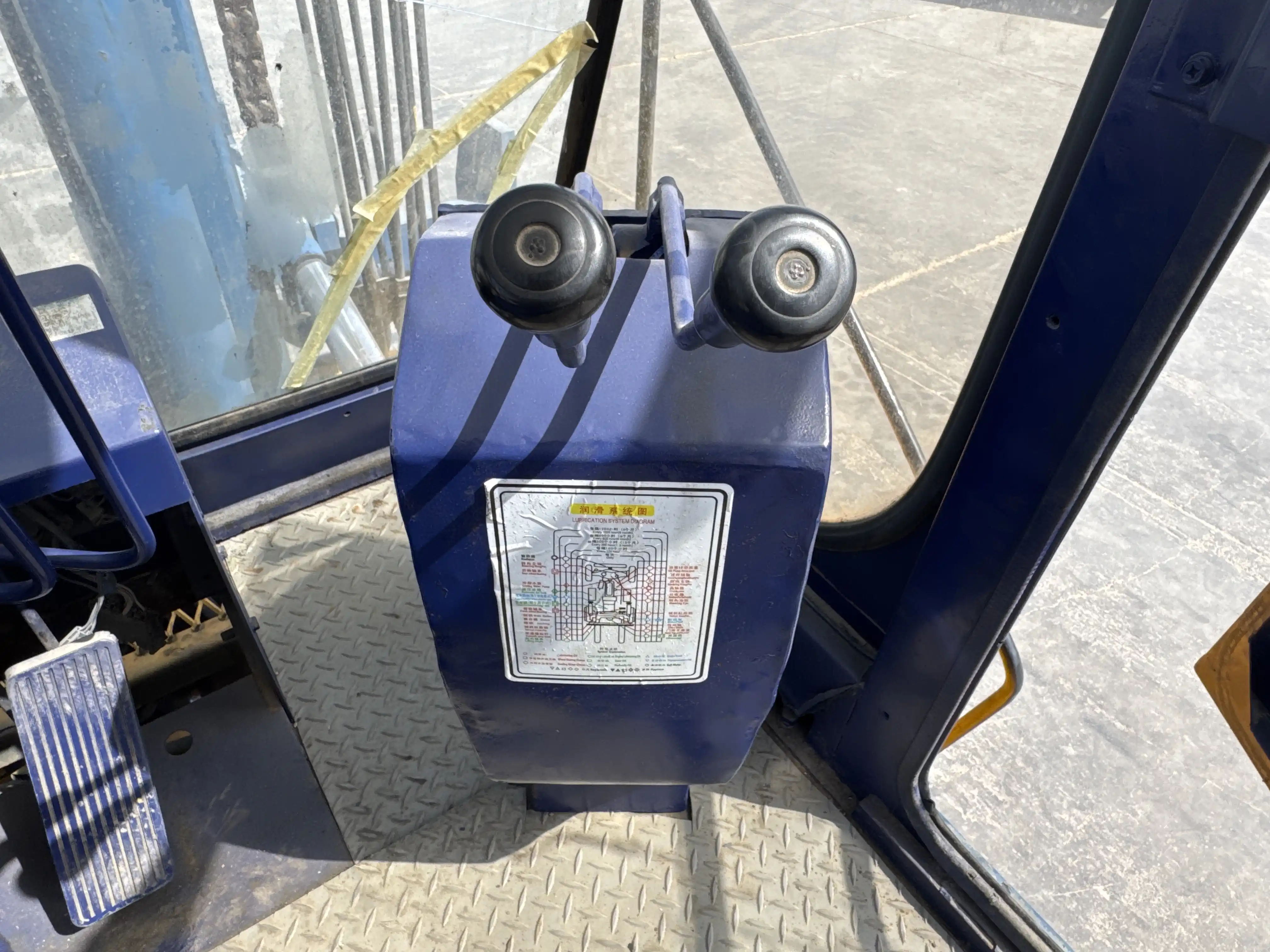 FLM-001-Komatsu-FD200Z-6-forklift-inspection-cabin-joysticks