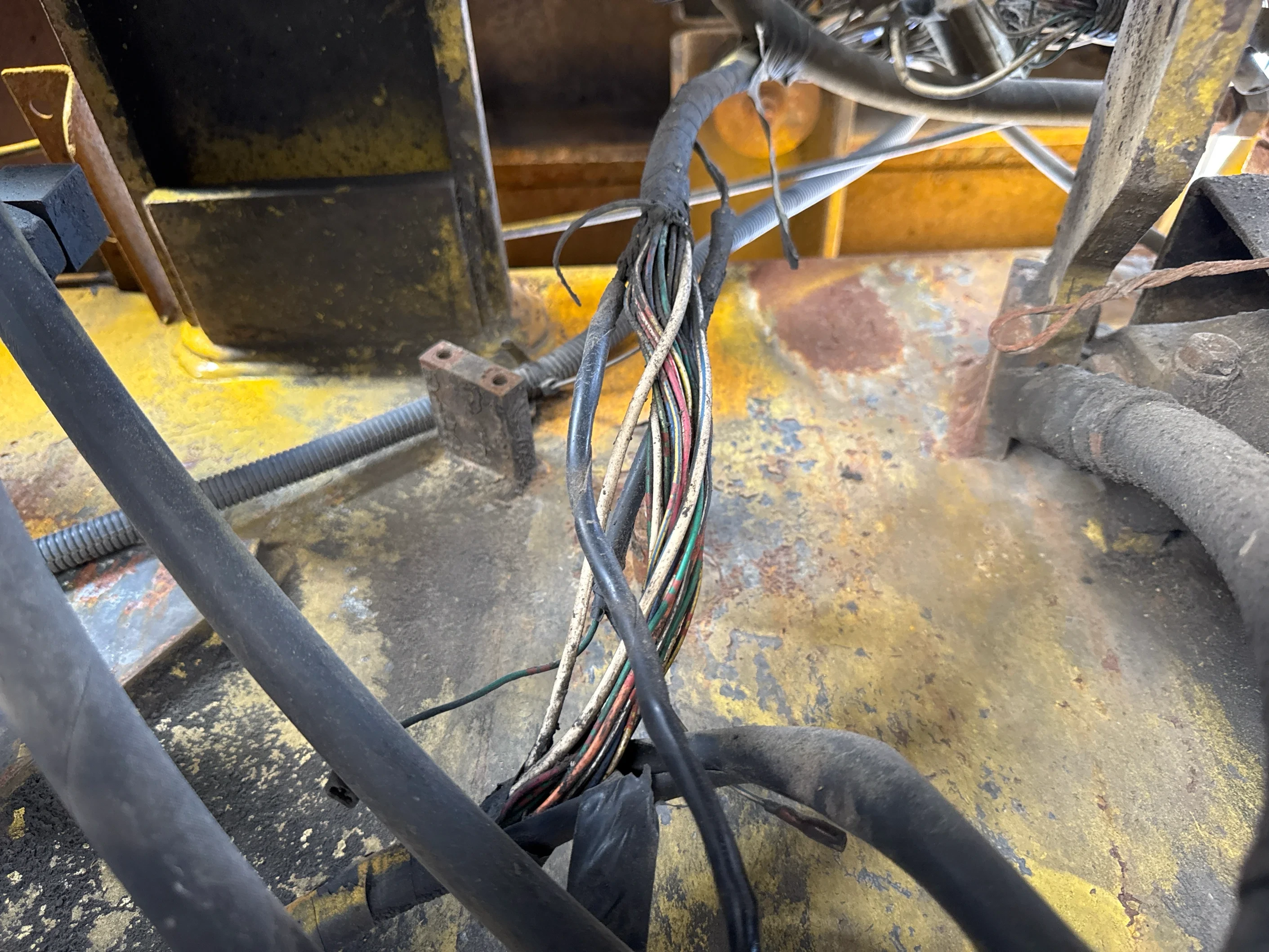 FLM-001-Komatsu-FD200Z-6-forklift-inspection-electronics-main-harness