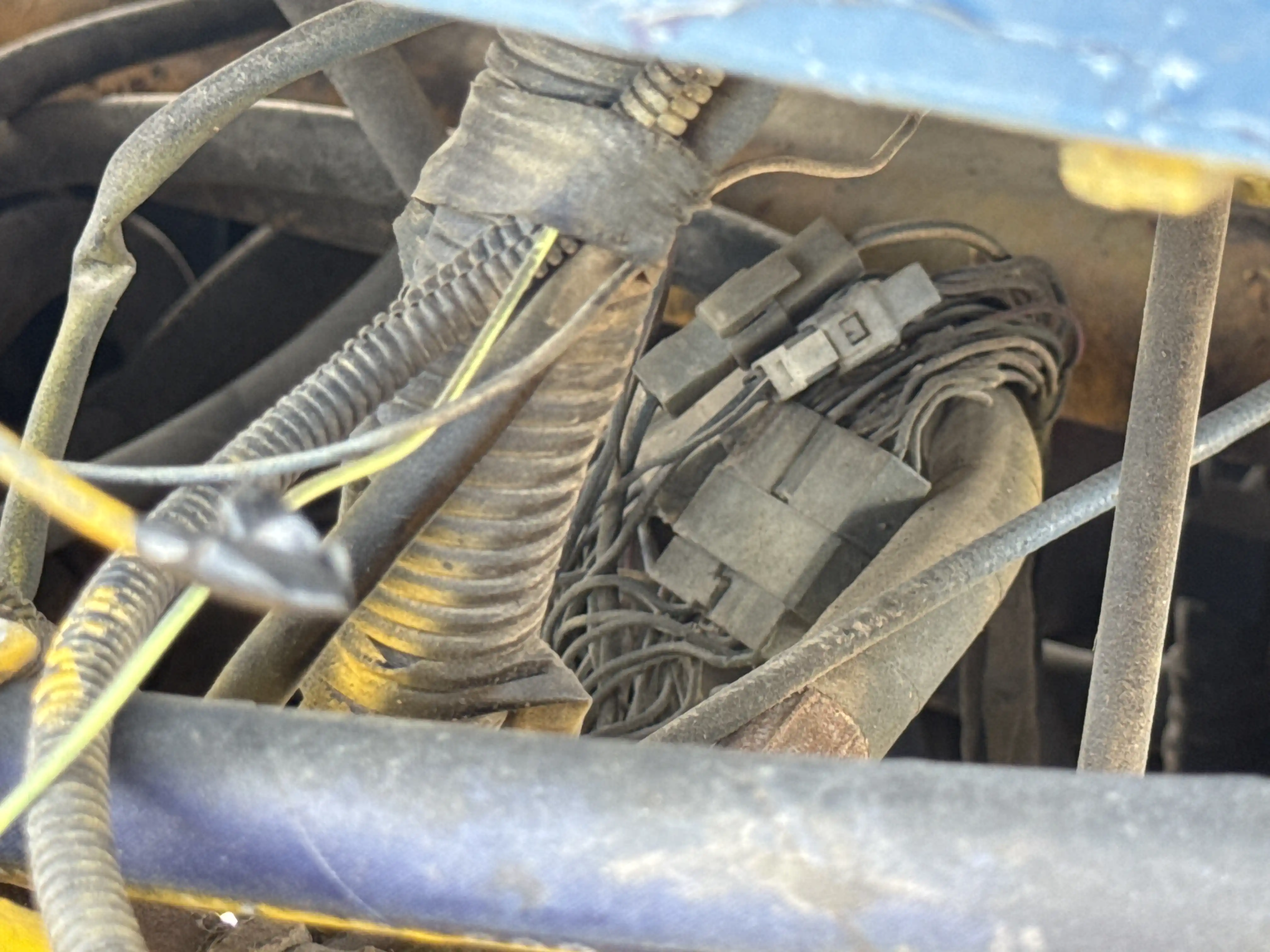 FLM-001-Komatsu-FD200Z-6-forklift-inspection-electronics-main-harness