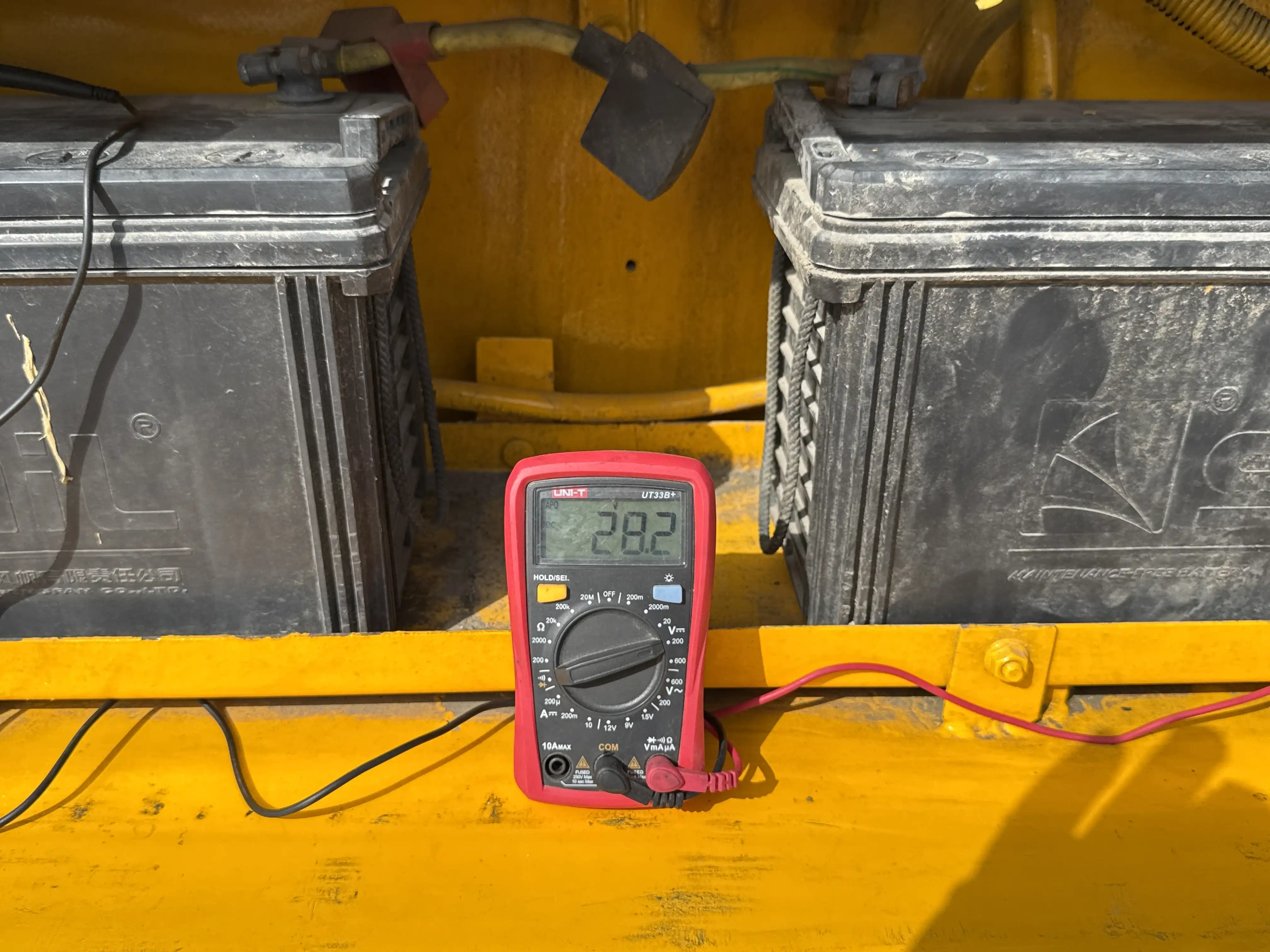FLM-001-Komatsu-FD200Z-6-forklift-inspection-electronics-battery