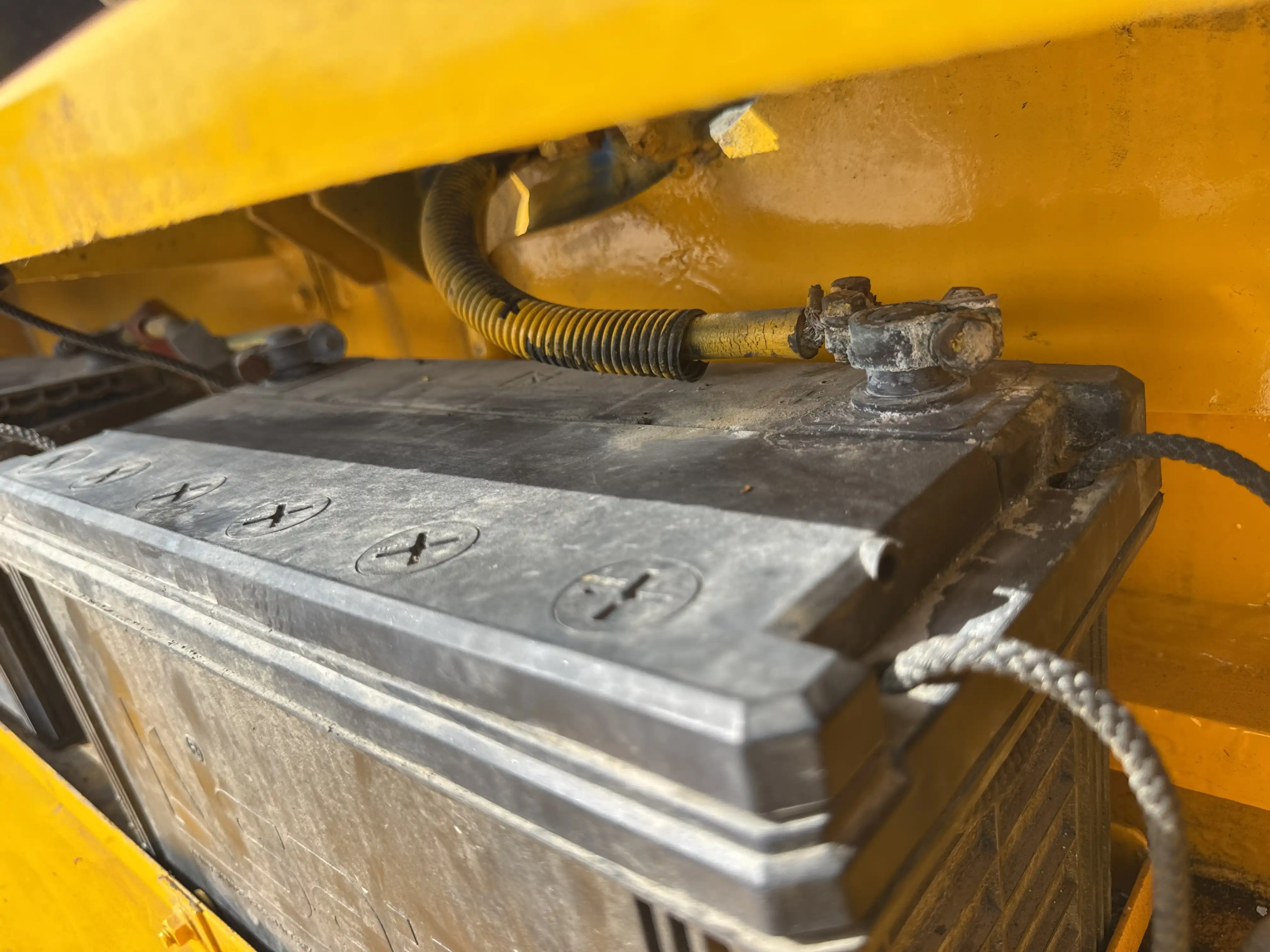 FLM-001-Komatsu-FD200Z-6-forklift-inspection-electronics-battery