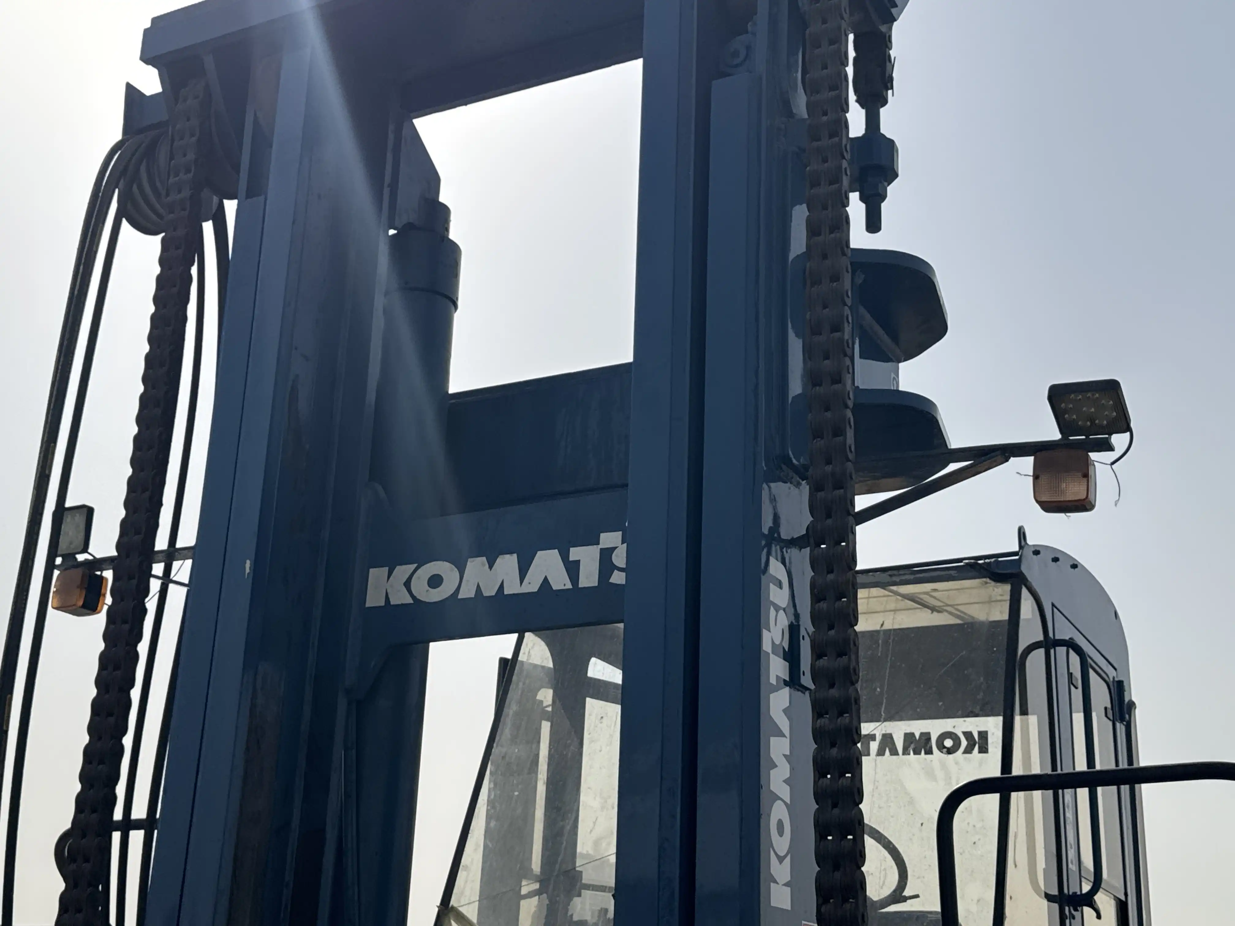 FLM-001-Komatsu-FD200Z-6-forklift-inspection-electronics-lights-and-signals