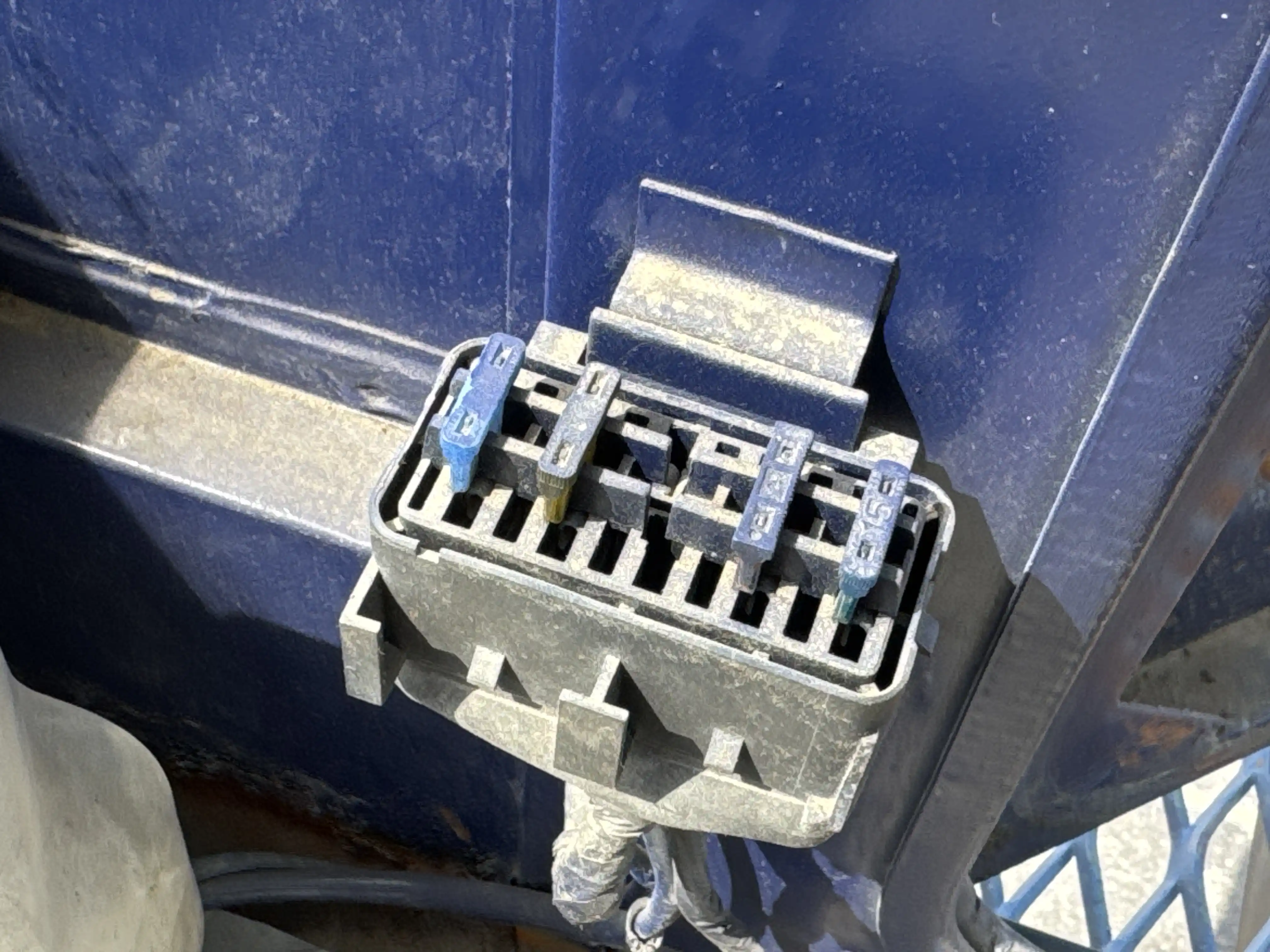 FLM-001-Komatsu-FD200Z-6-forklift-inspection-electronics-fuse-box