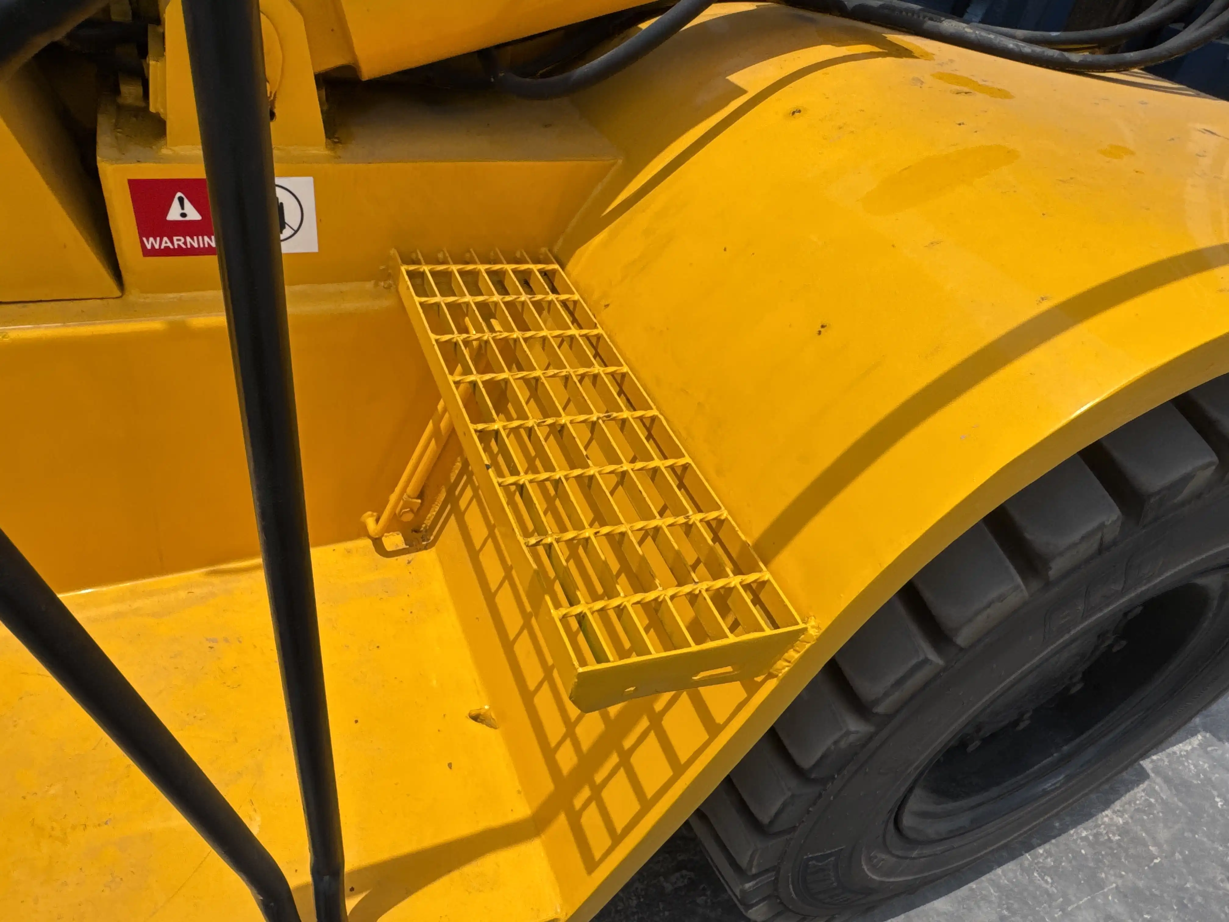 FLM-001-Komatsu-FD200Z-6-forklift-inspection-structure-steps-ladders