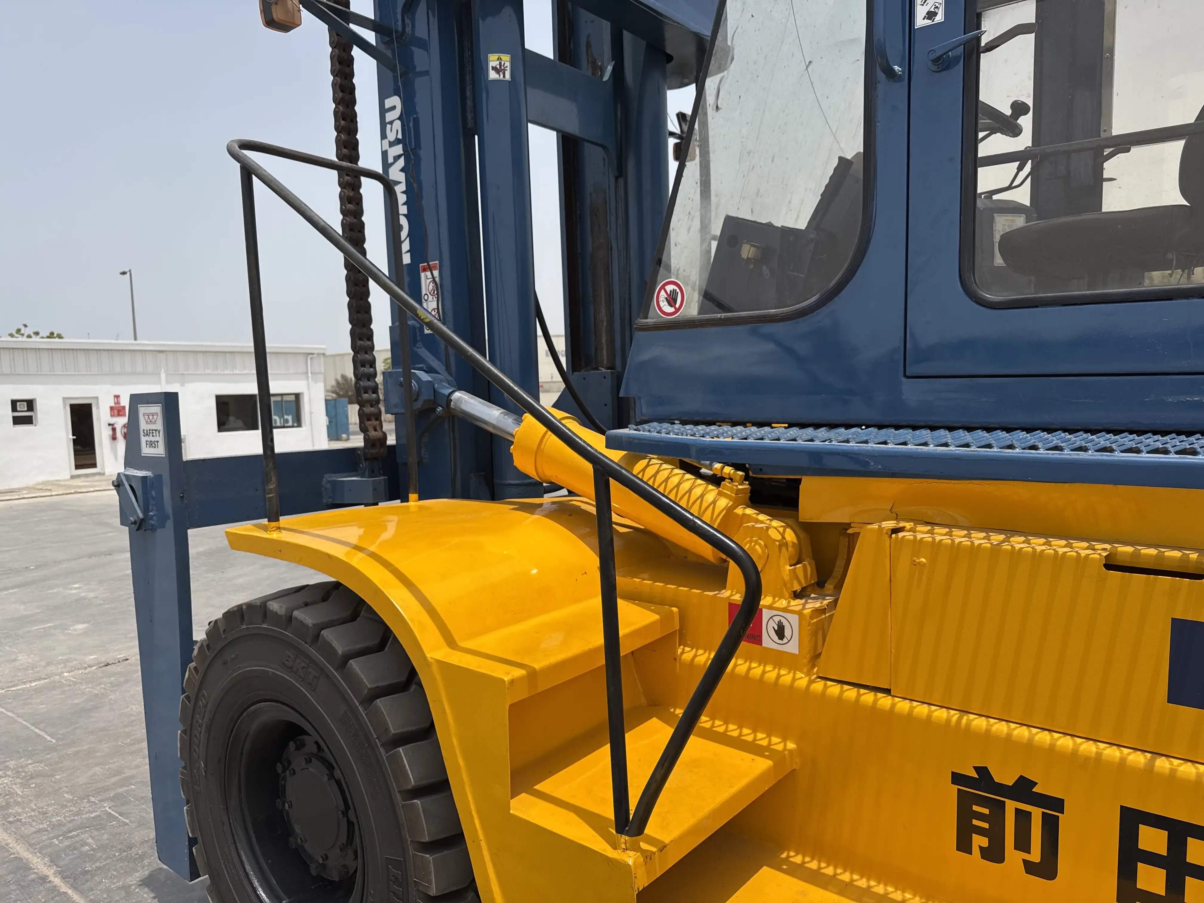 FLM-001-Komatsu-FD200Z-6-forklift-inspection-structure-handrails