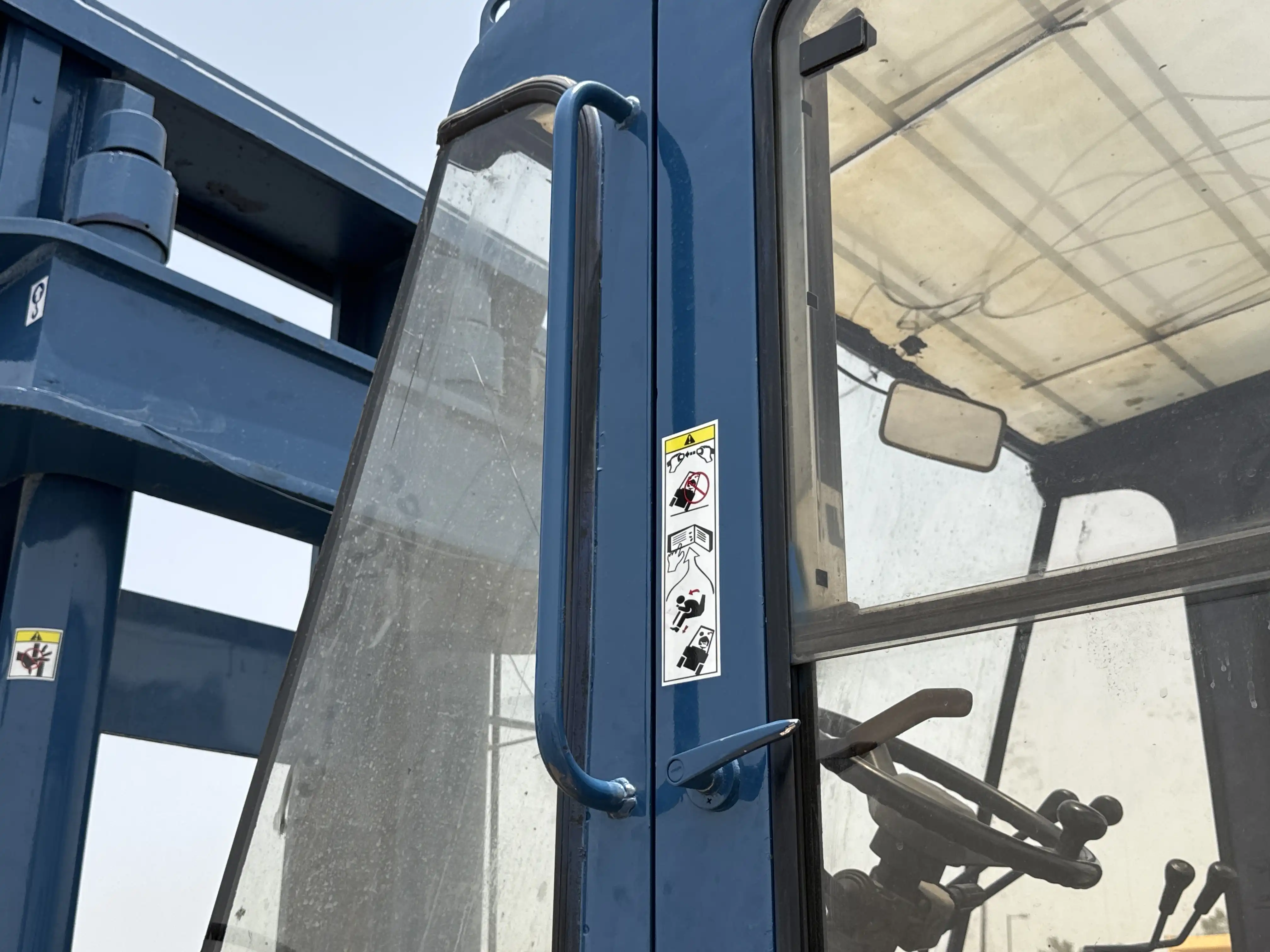 FLM-001-Komatsu-FD200Z-6-forklift-inspection-structure-handrails