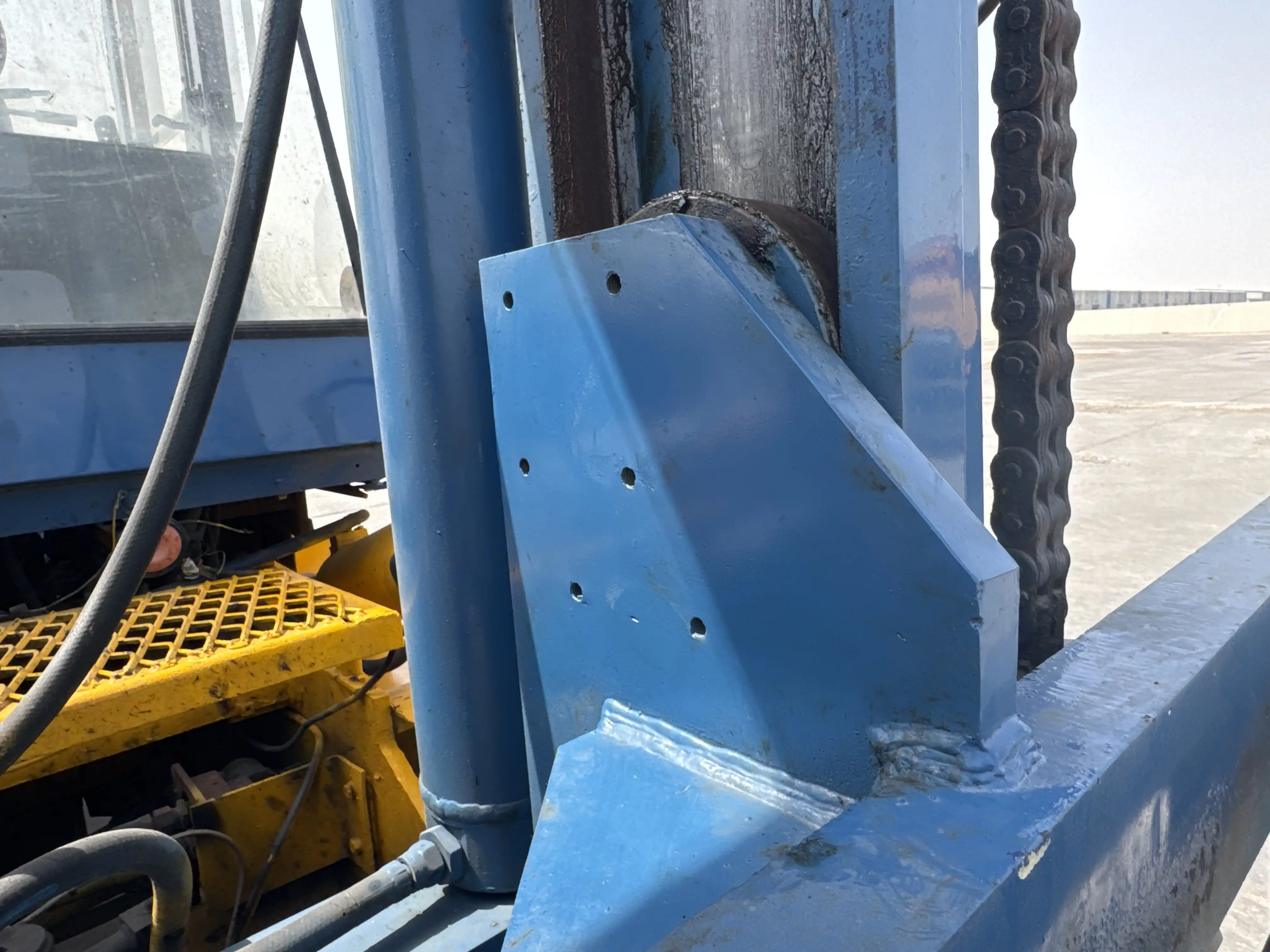 FLM-001-Komatsu-FD200Z-6-forklift-inspection-chassis-carriage