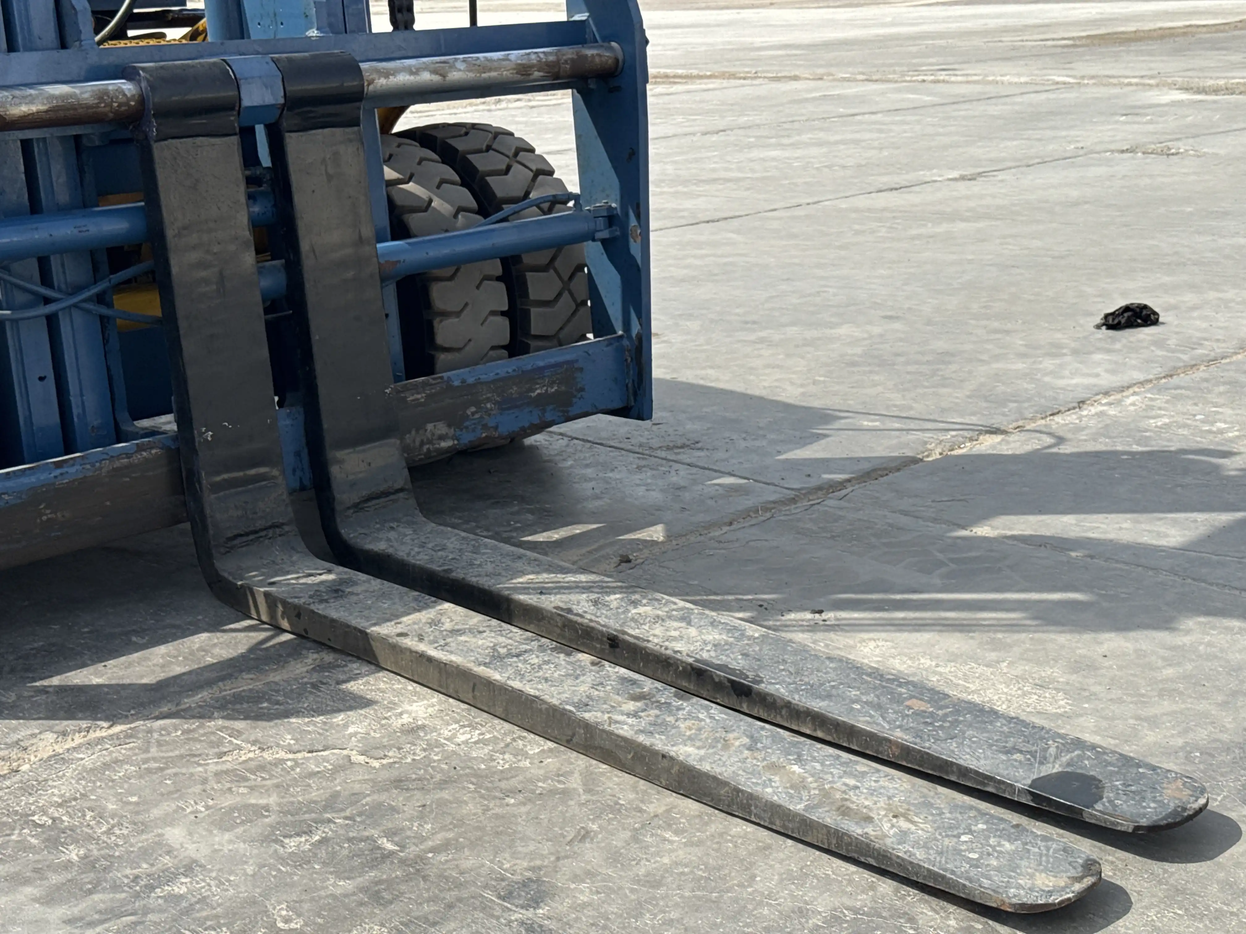 FLM-001-Komatsu-FD200Z-6-forklift-inspection-chassis-forks