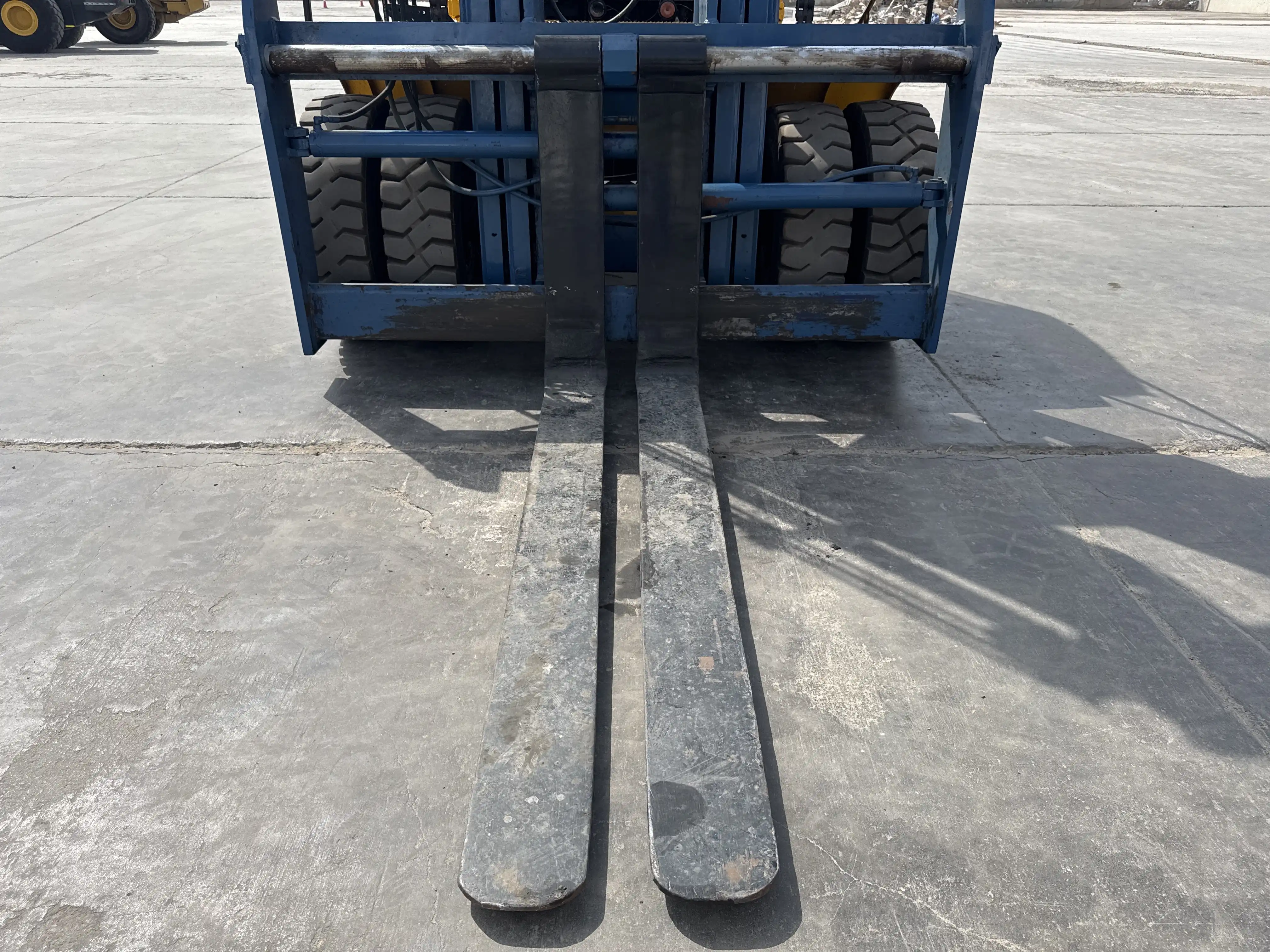 FLM-001-Komatsu-FD200Z-6-forklift-inspection-chassis-forks