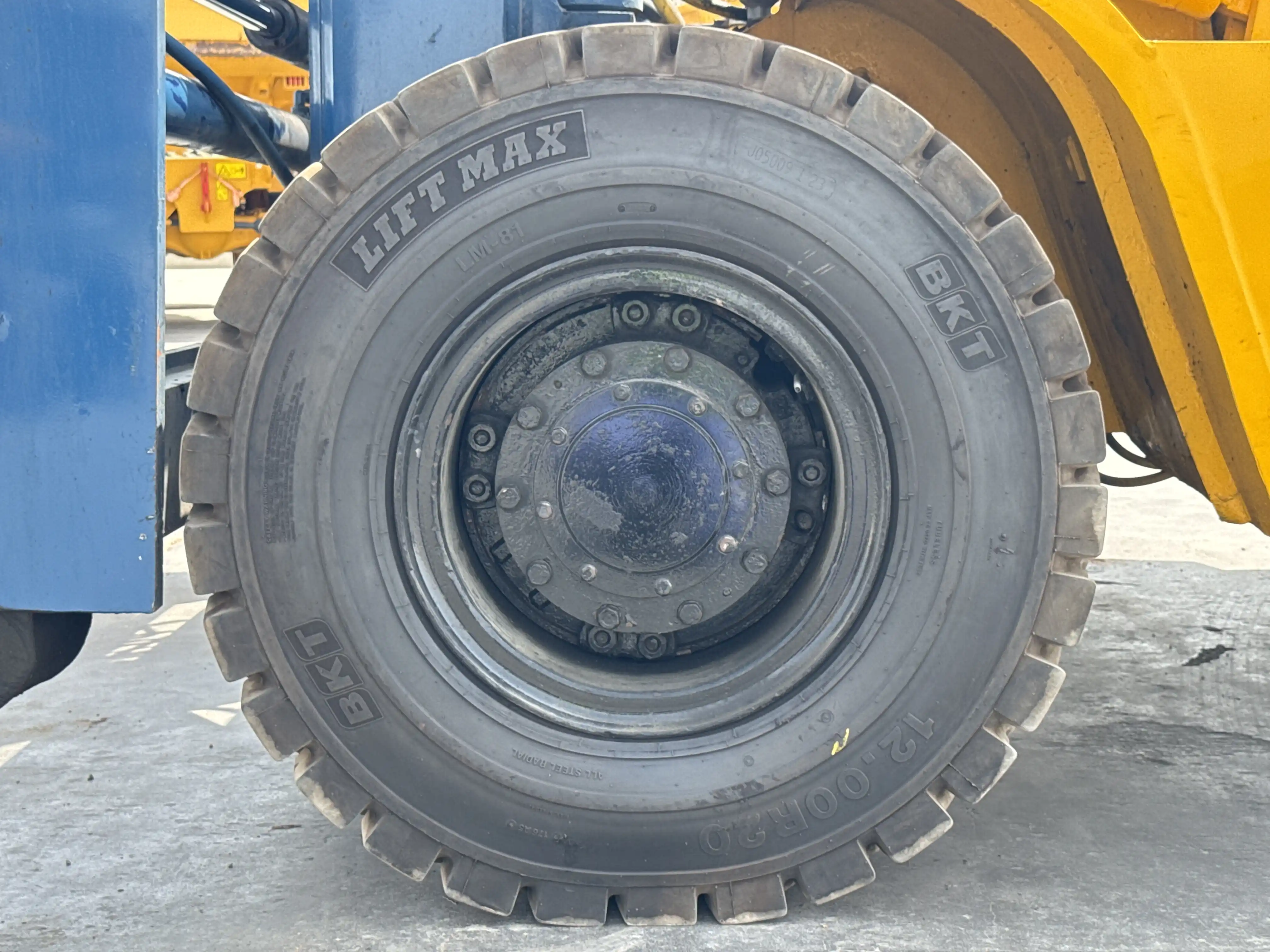 FLM-001-Komatsu-FD200Z-6-forklift-inspection-chassis-left-front-tire-wheel-hub-condition