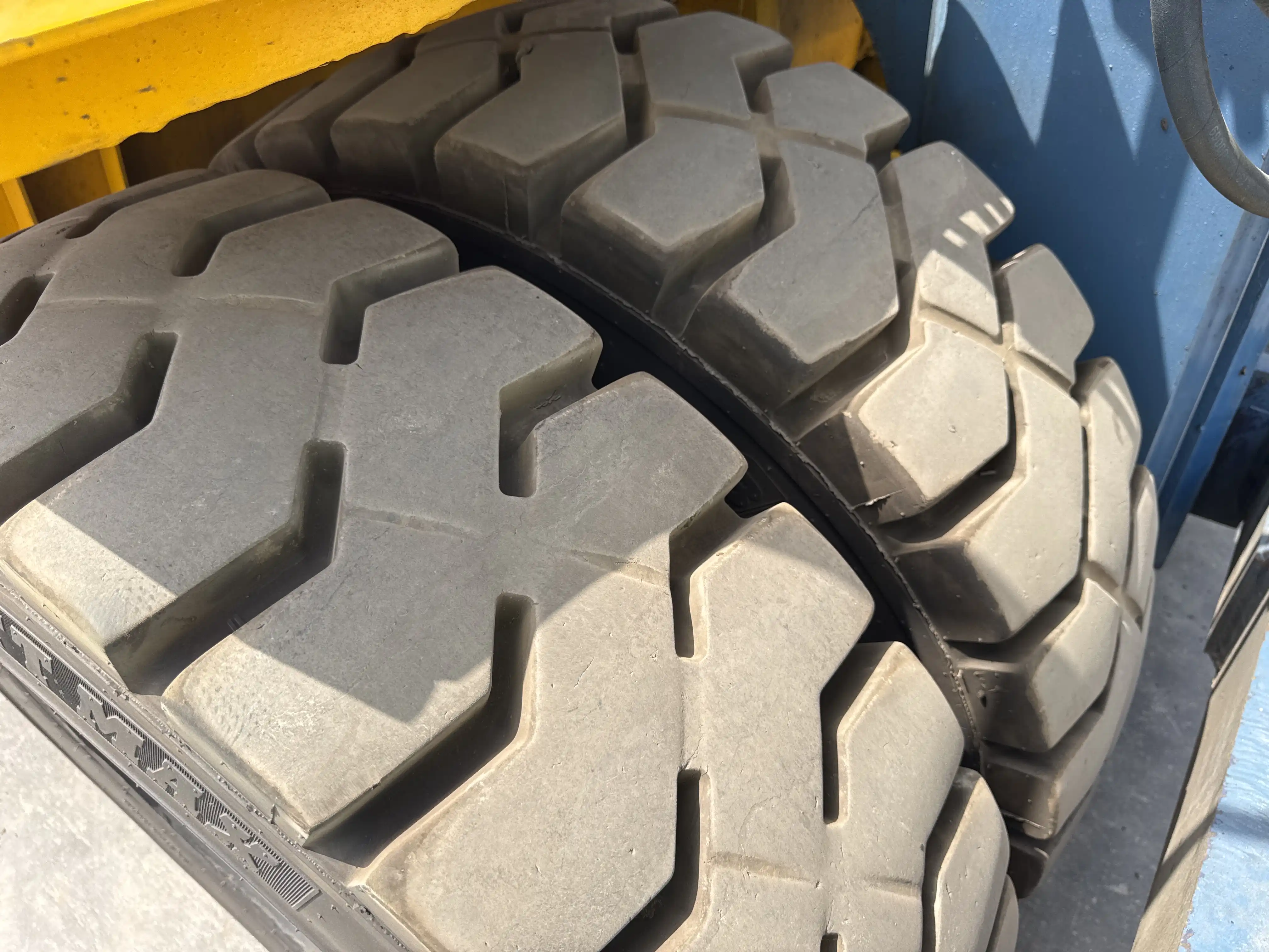 FLM-001-Komatsu-FD200Z-6-forklift-inspection-chassis-right-front-tire-wheel-hub-condition