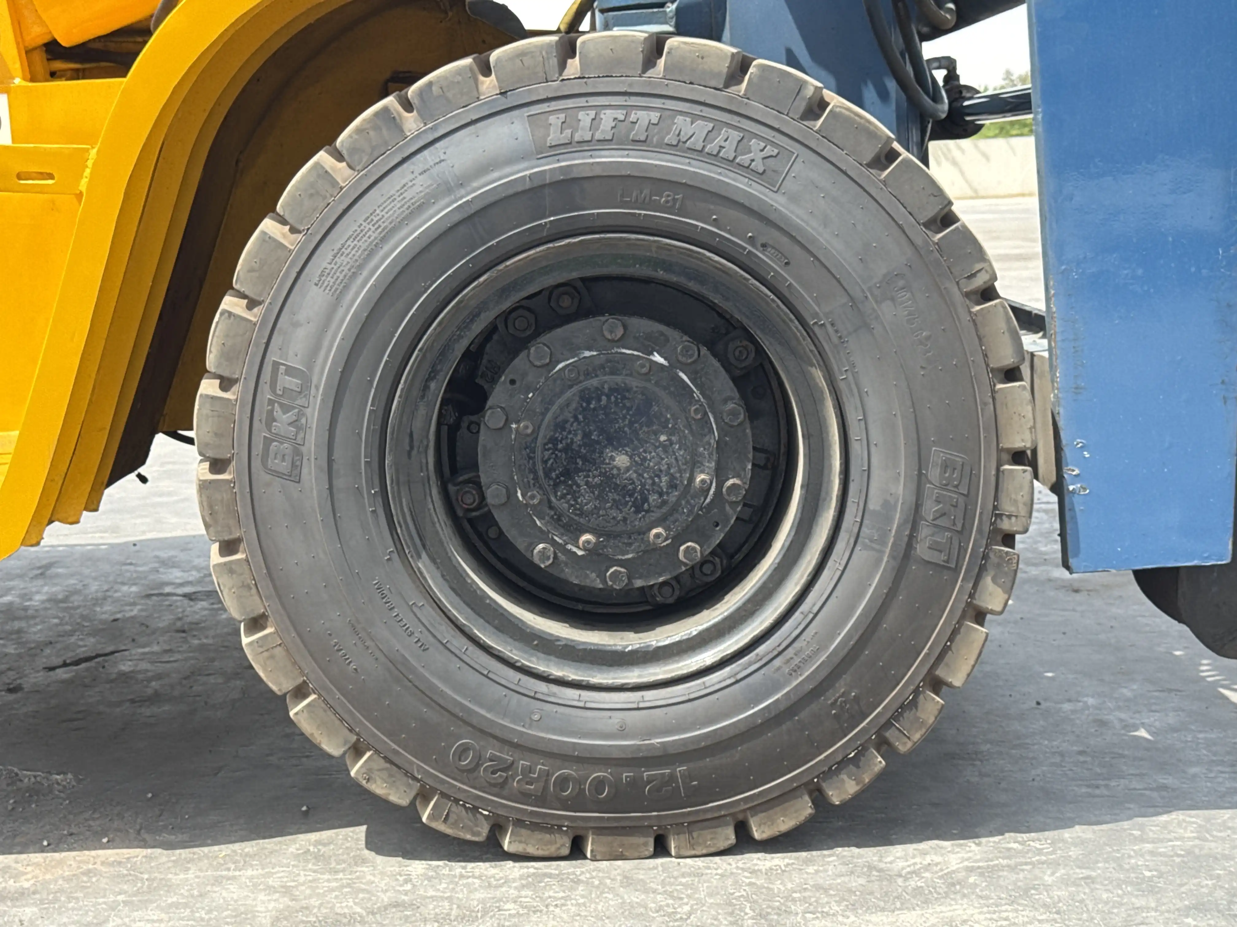 FLM-001-Komatsu-FD200Z-6-forklift-inspection-chassis-right-front-tire-wheel-hub-condition