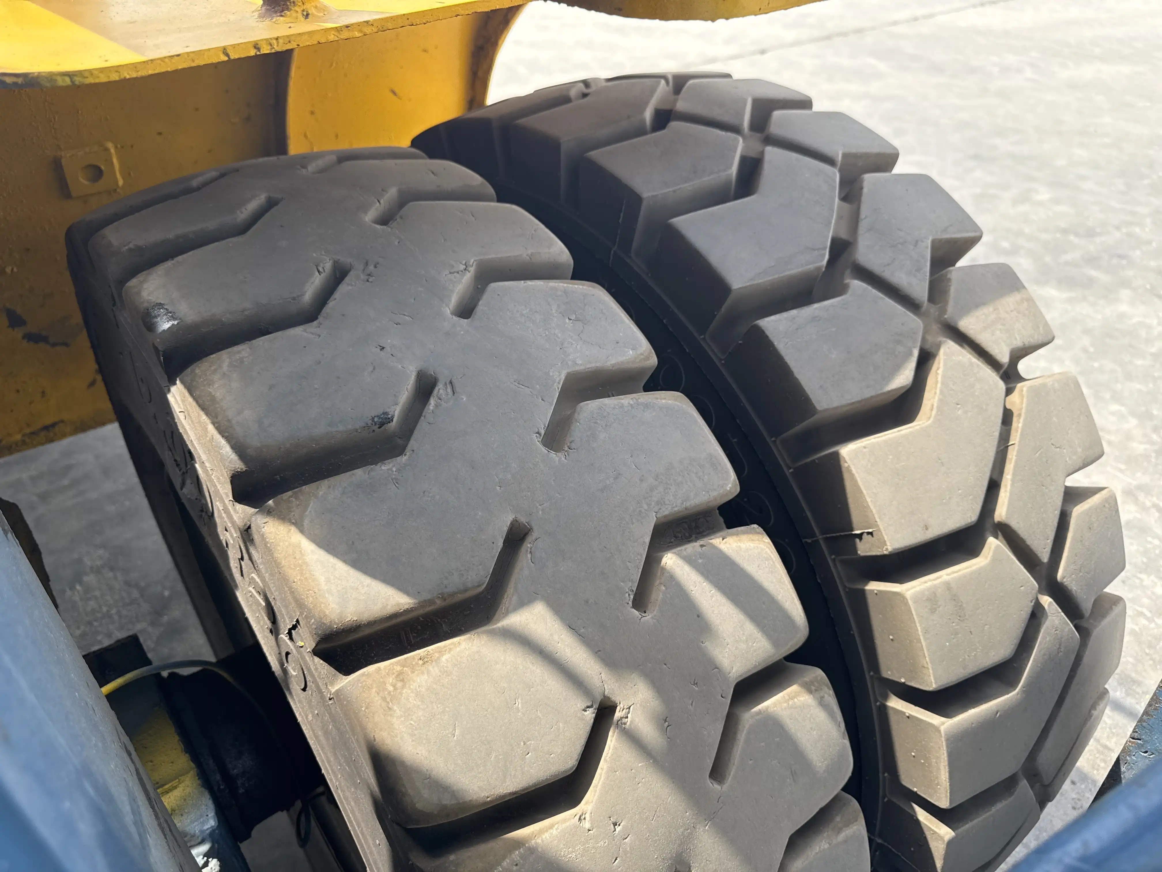 FLM-001-Komatsu-FD200Z-6-forklift-inspection-chassis-left-rear-tire-wheel-hub-condition