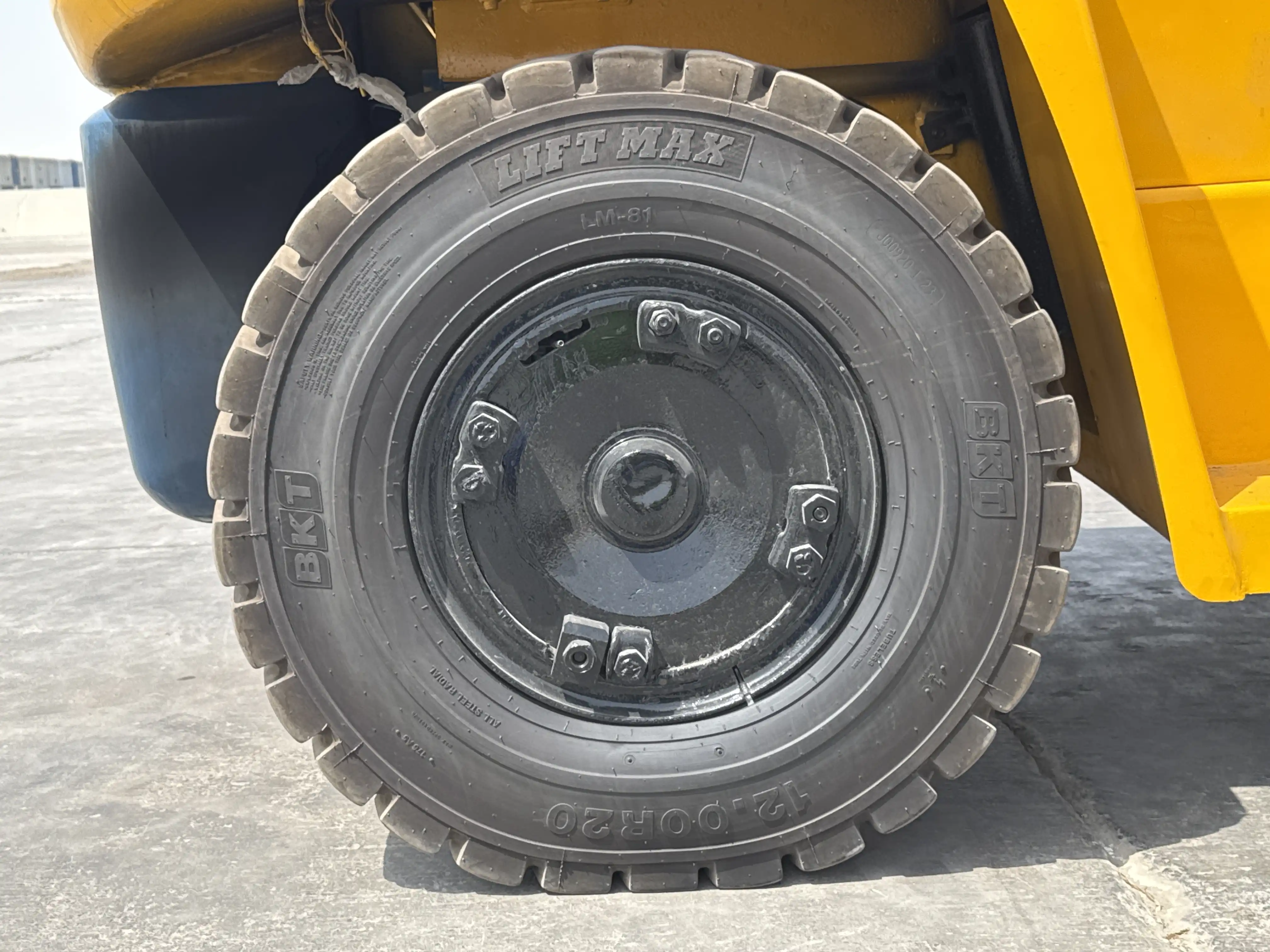 FLM-001-Komatsu-FD200Z-6-forklift-inspection-chassis-right-rear-tire-wheel-hub-condition