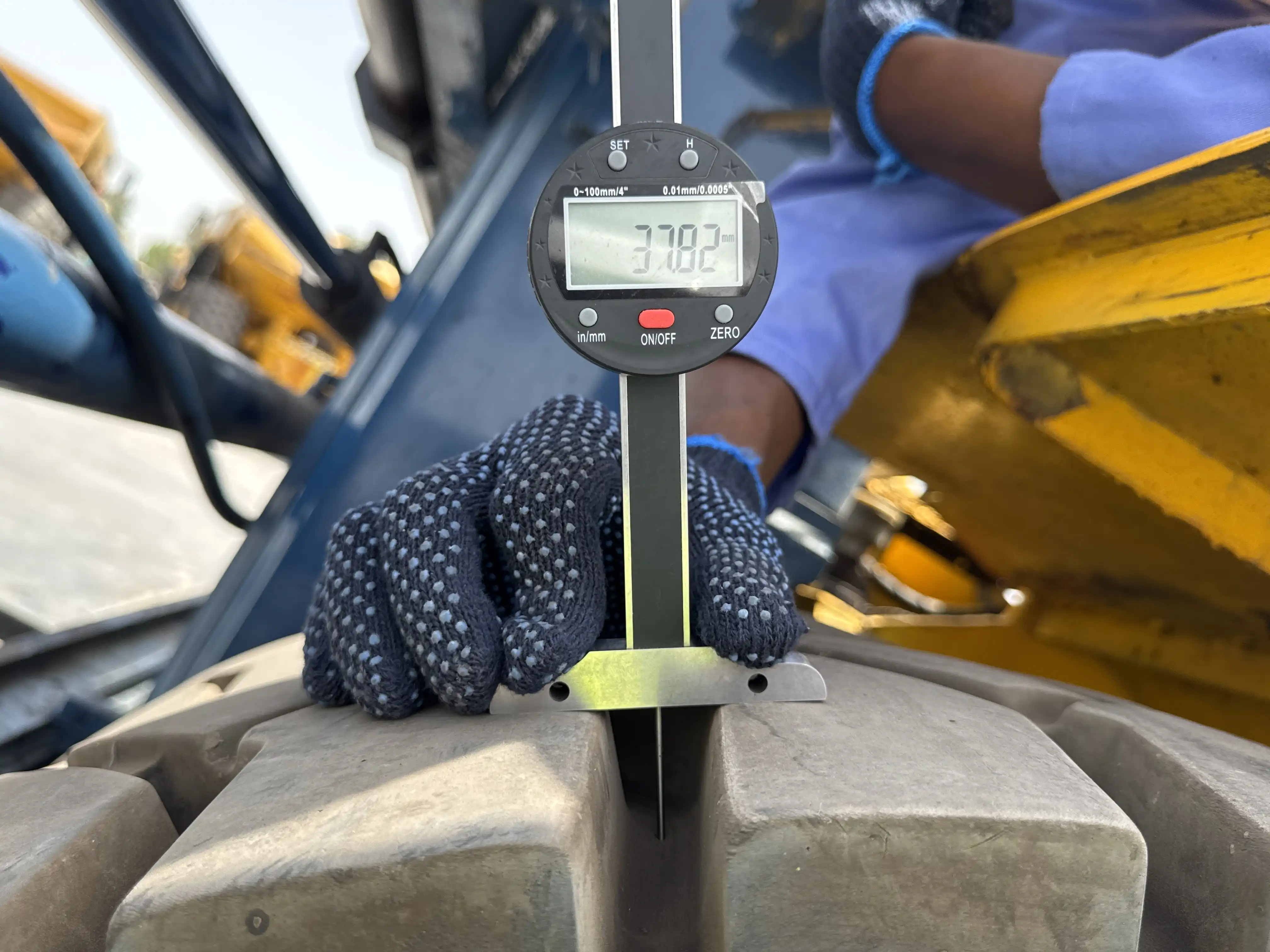 FLM-001-Komatsu-FD200Z-6-forklift-inspection-chassis-left-front-tire-tread-depth