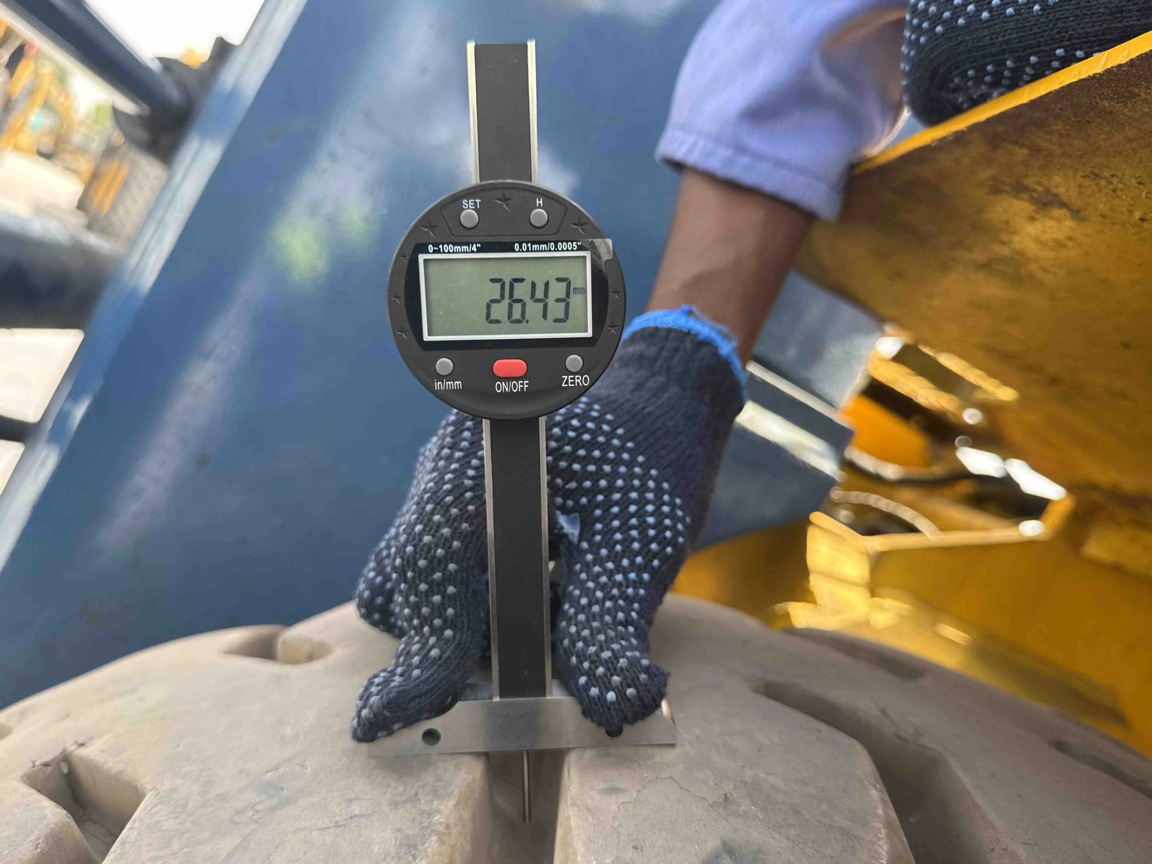 FLM-001-Komatsu-FD200Z-6-forklift-inspection-chassis-left-front-tire-tread-depth