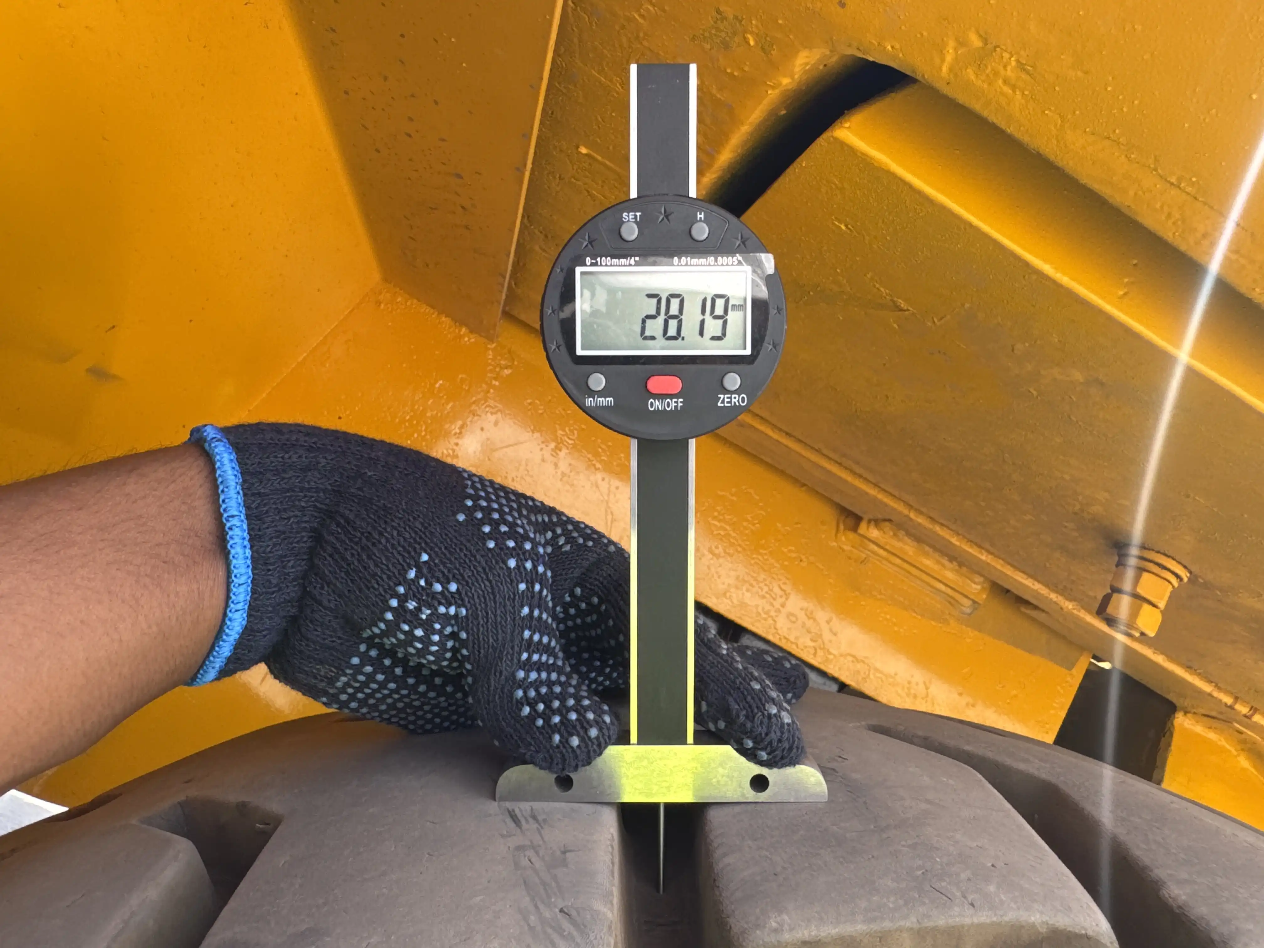 FLM-001-Komatsu-FD200Z-6-forklift-inspection-chassis-left-rear-tire-tread-depth