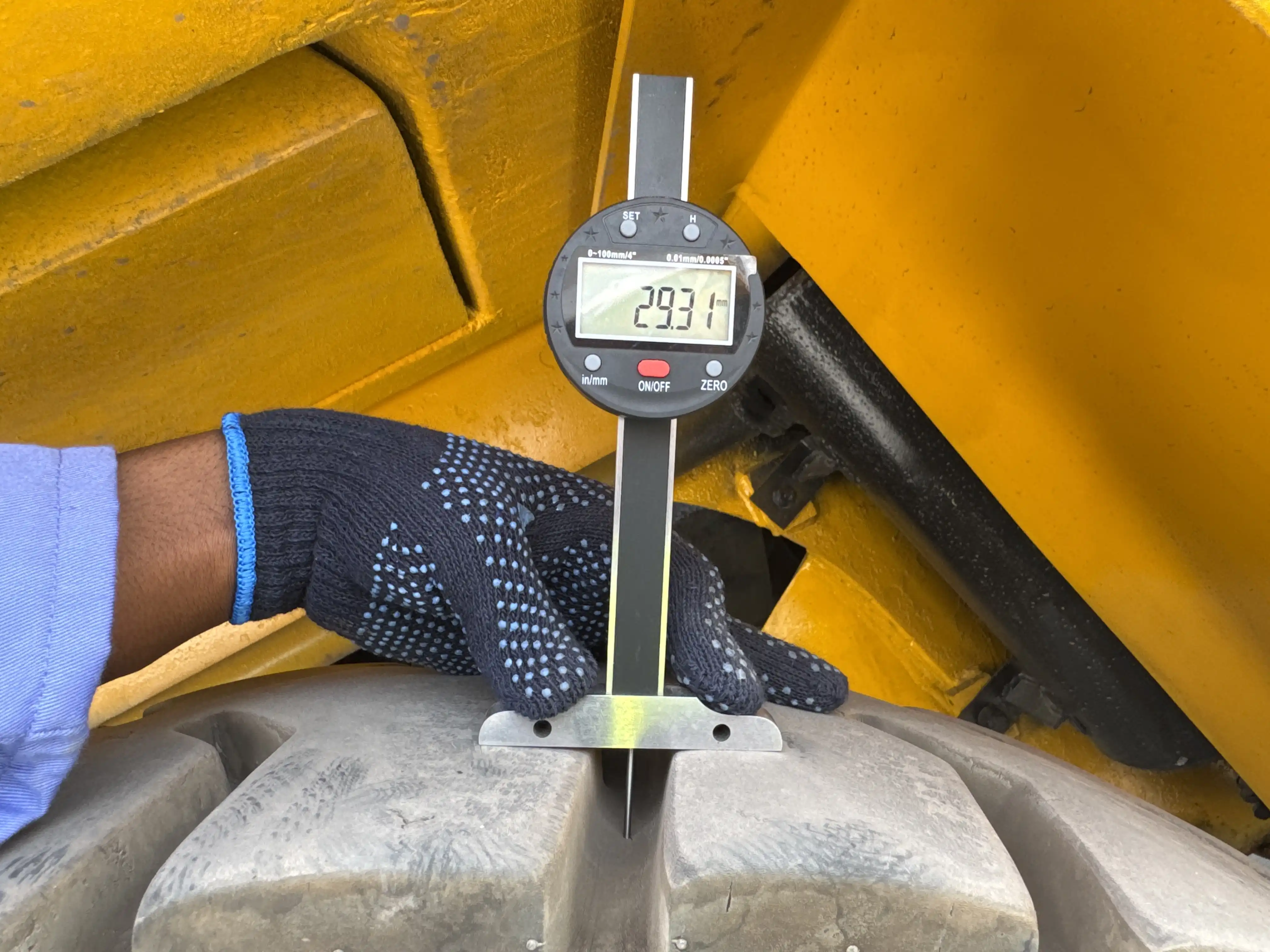 FLM-001-Komatsu-FD200Z-6-forklift-inspection-chassis-right-rear-tire-tread-depth