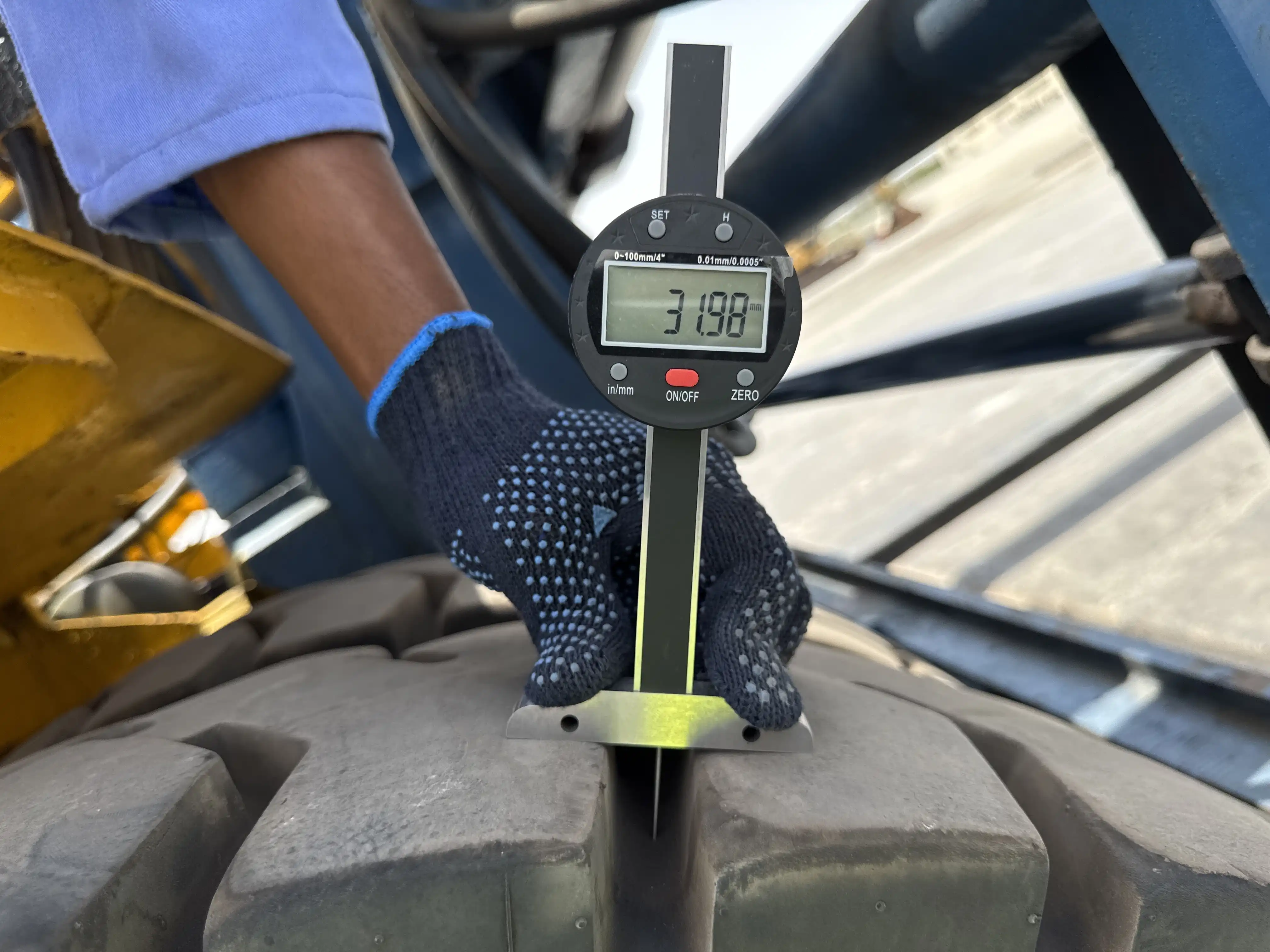 FLM-001-Komatsu-FD200Z-6-forklift-inspection-chassis-right-front-tire-tread-depth
