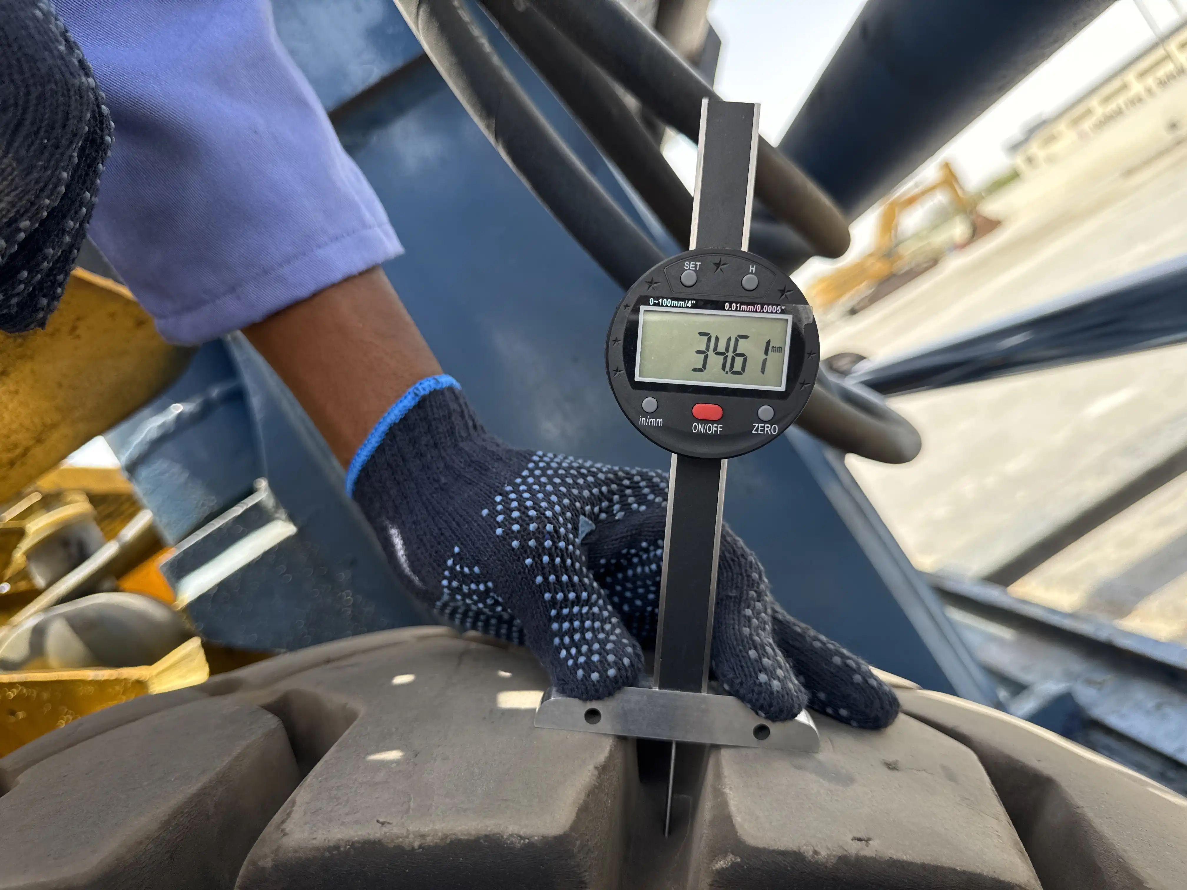 FLM-001-Komatsu-FD200Z-6-forklift-inspection-chassis-right-front-tire-tread-depth