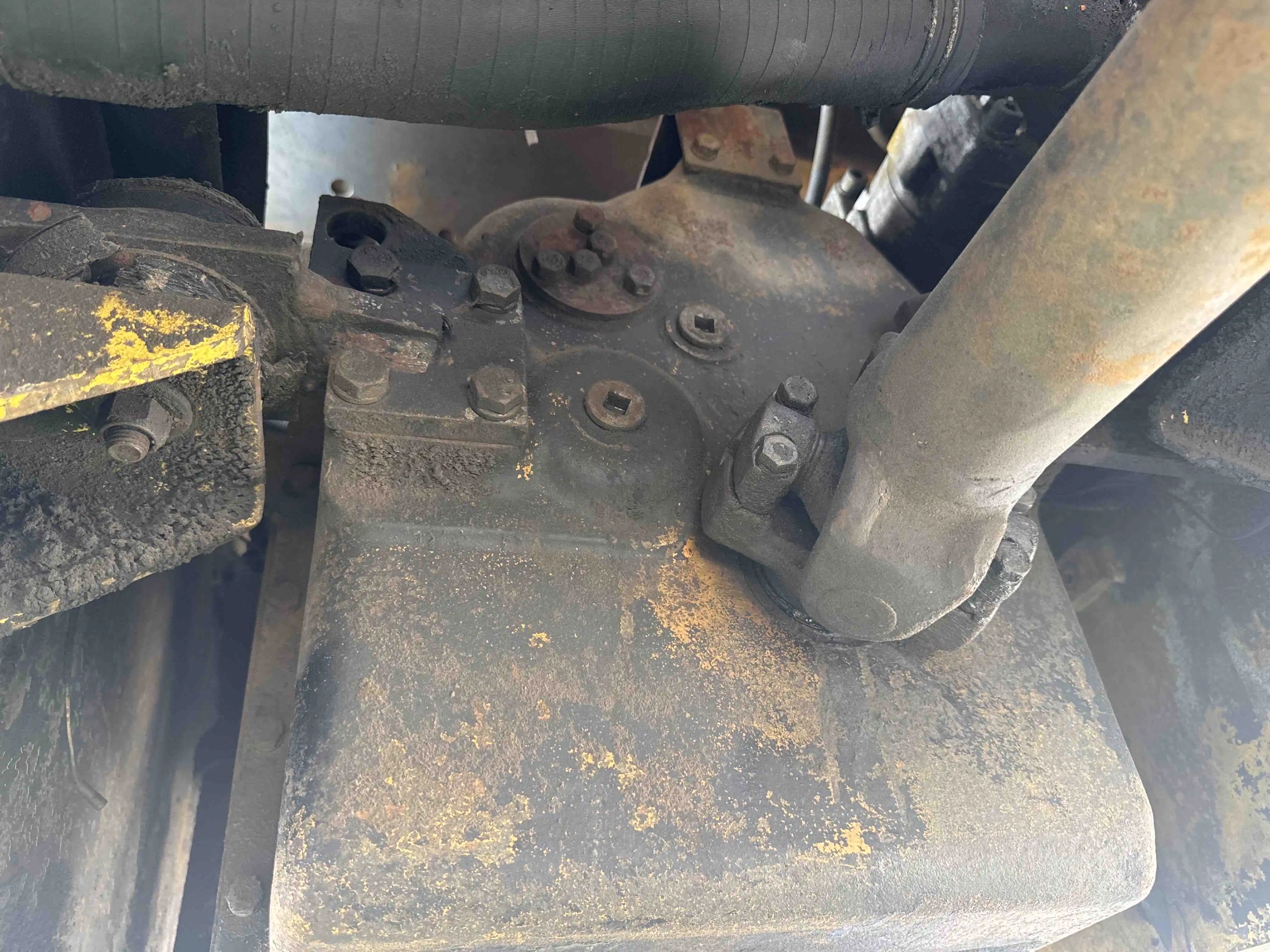 FLM-001-Komatsu-FD200Z-6-forklift-inspection-drive-system-transmission-case