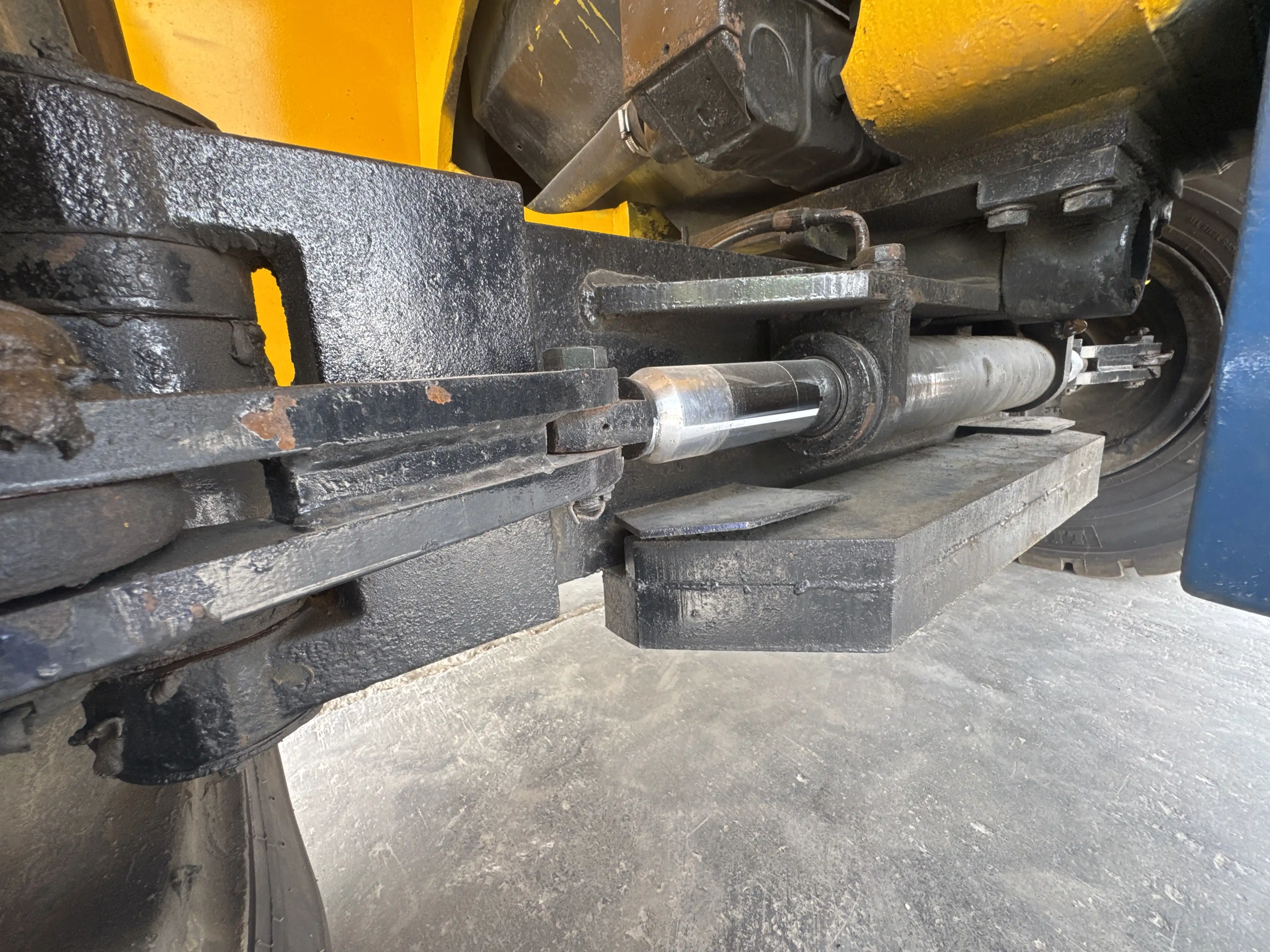 FLM-001-Komatsu-FD200Z-6-forklift-inspection-drive-system-axle-housing