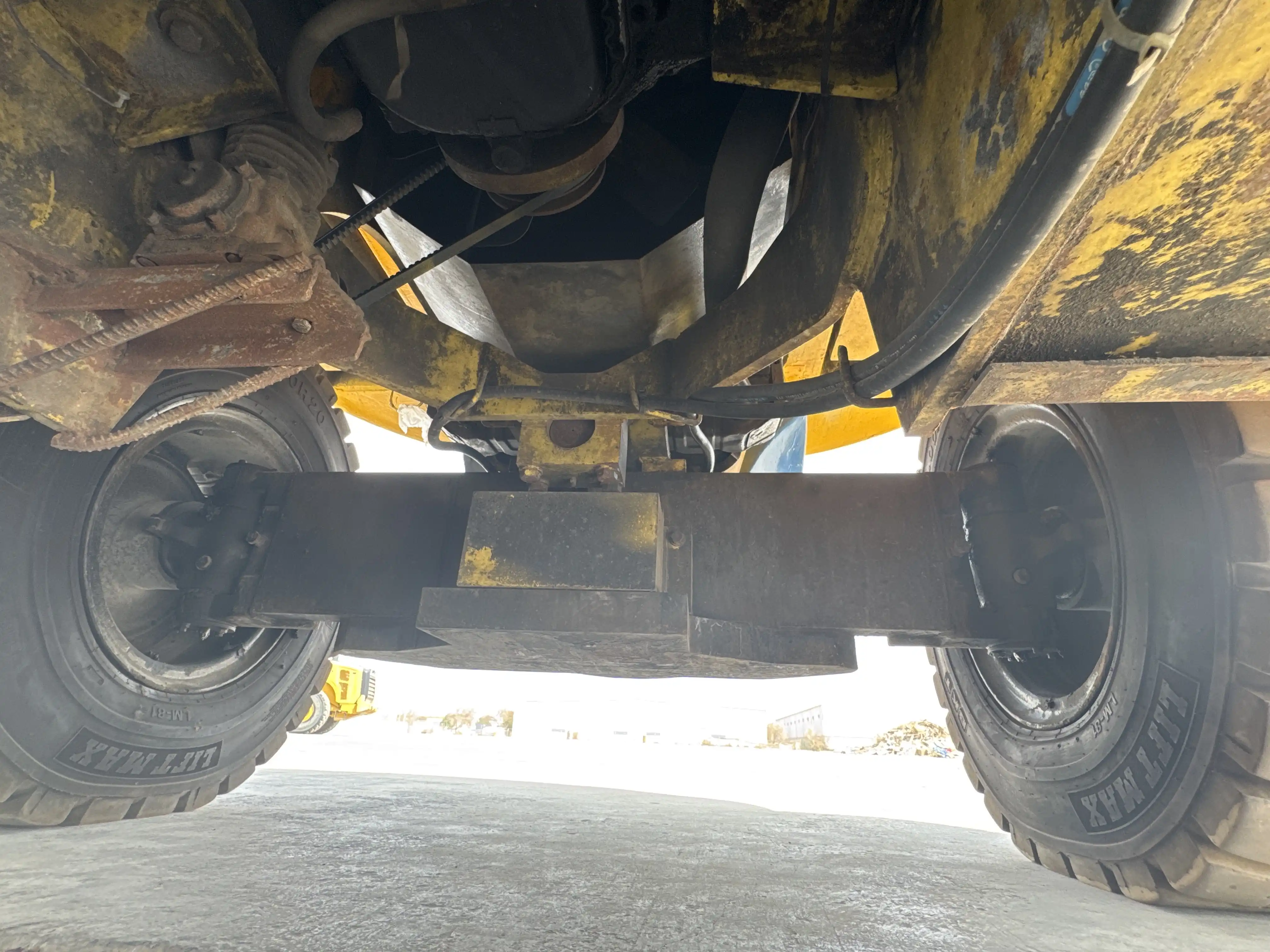 FLM-001-Komatsu-FD200Z-6-forklift-inspection-drive-system-axle-housing