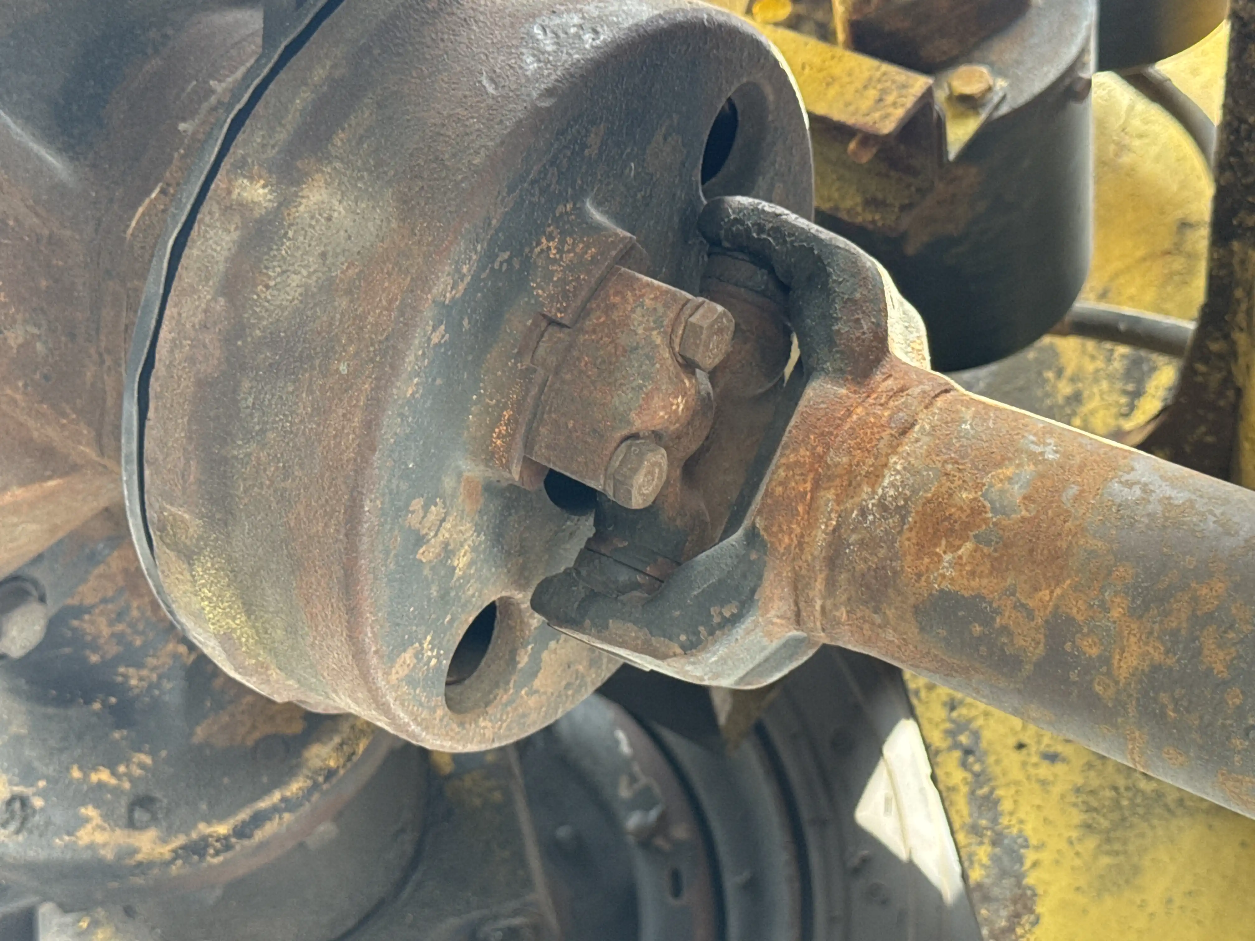 FLM-001-Komatsu-FD200Z-6-forklift-inspection-drive-system-propeller-shaft