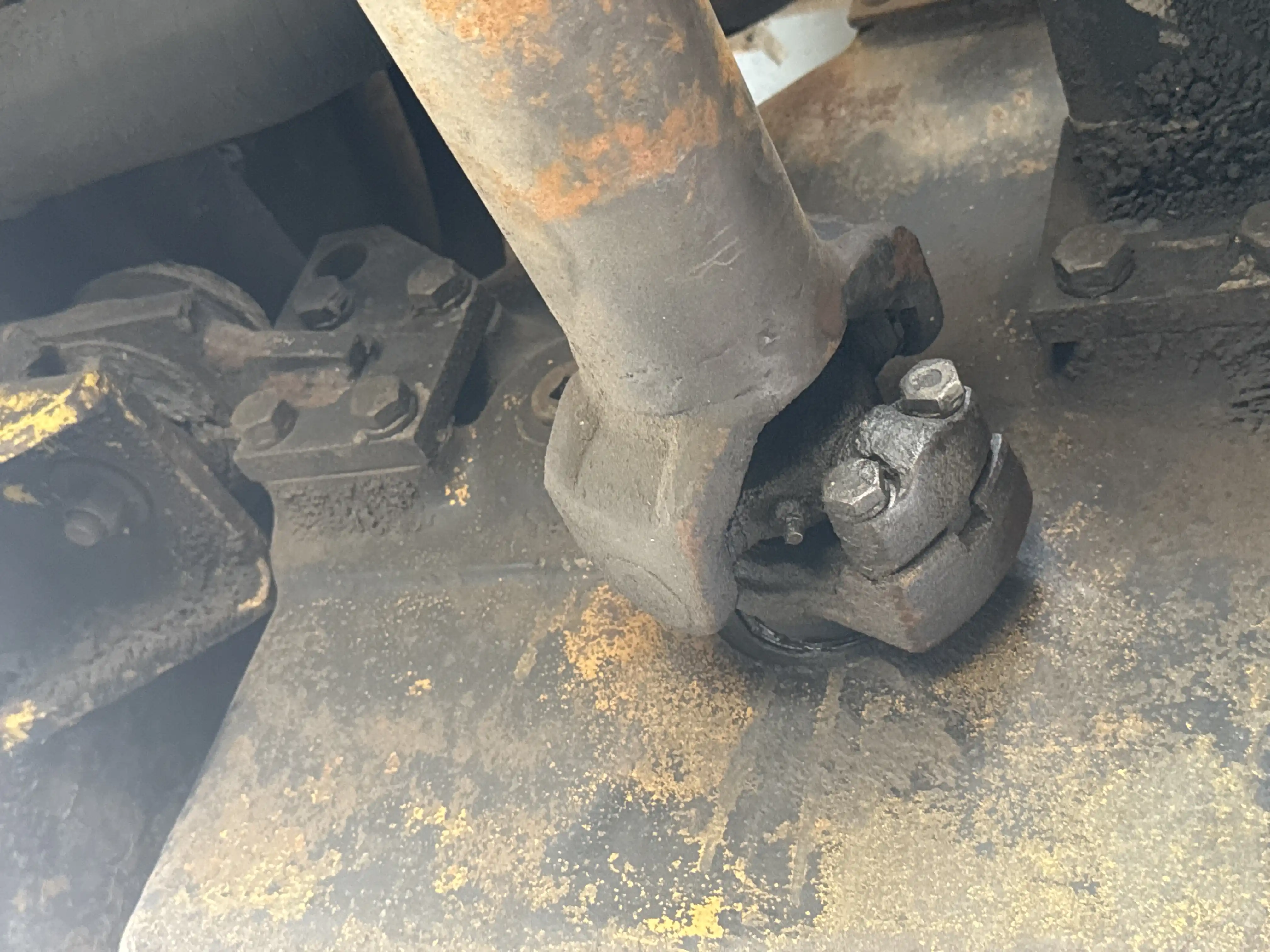 FLM-001-Komatsu-FD200Z-6-forklift-inspection-drive-system-propeller-shaft