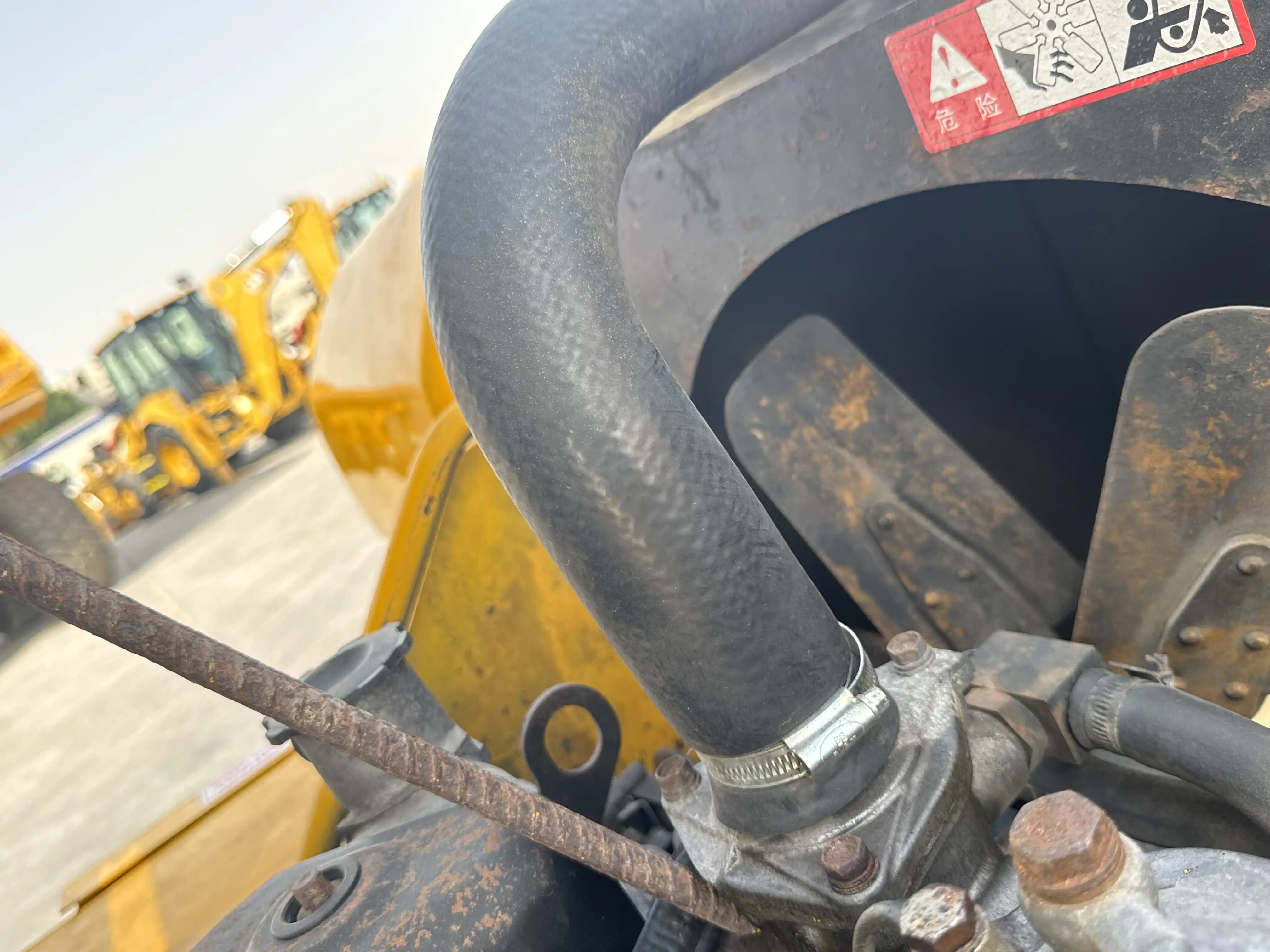 FLM-001-Komatsu-FD200Z-6-forklift-inspection-engine-hoses