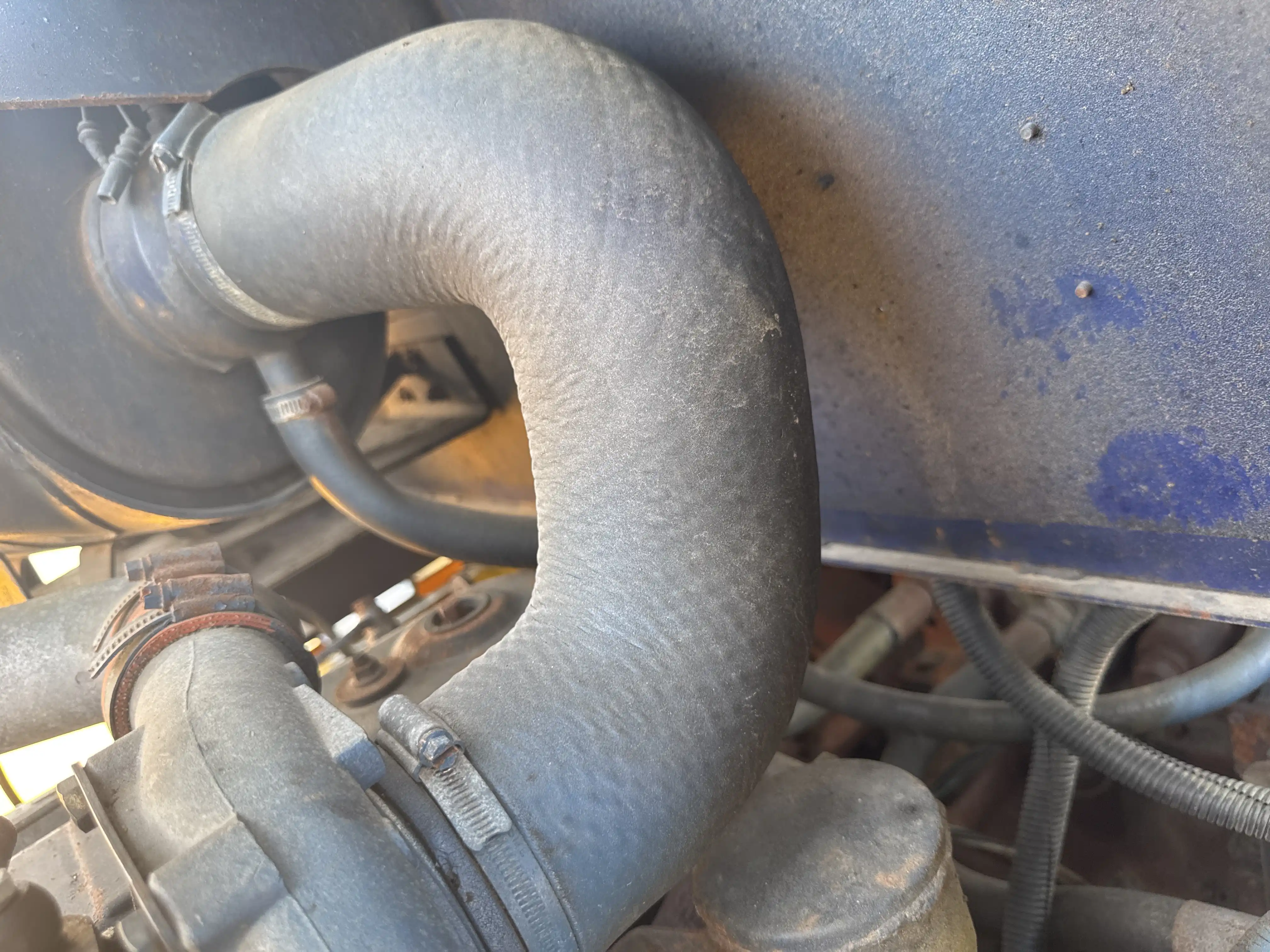 FLM-001-Komatsu-FD200Z-6-forklift-inspection-engine-hoses