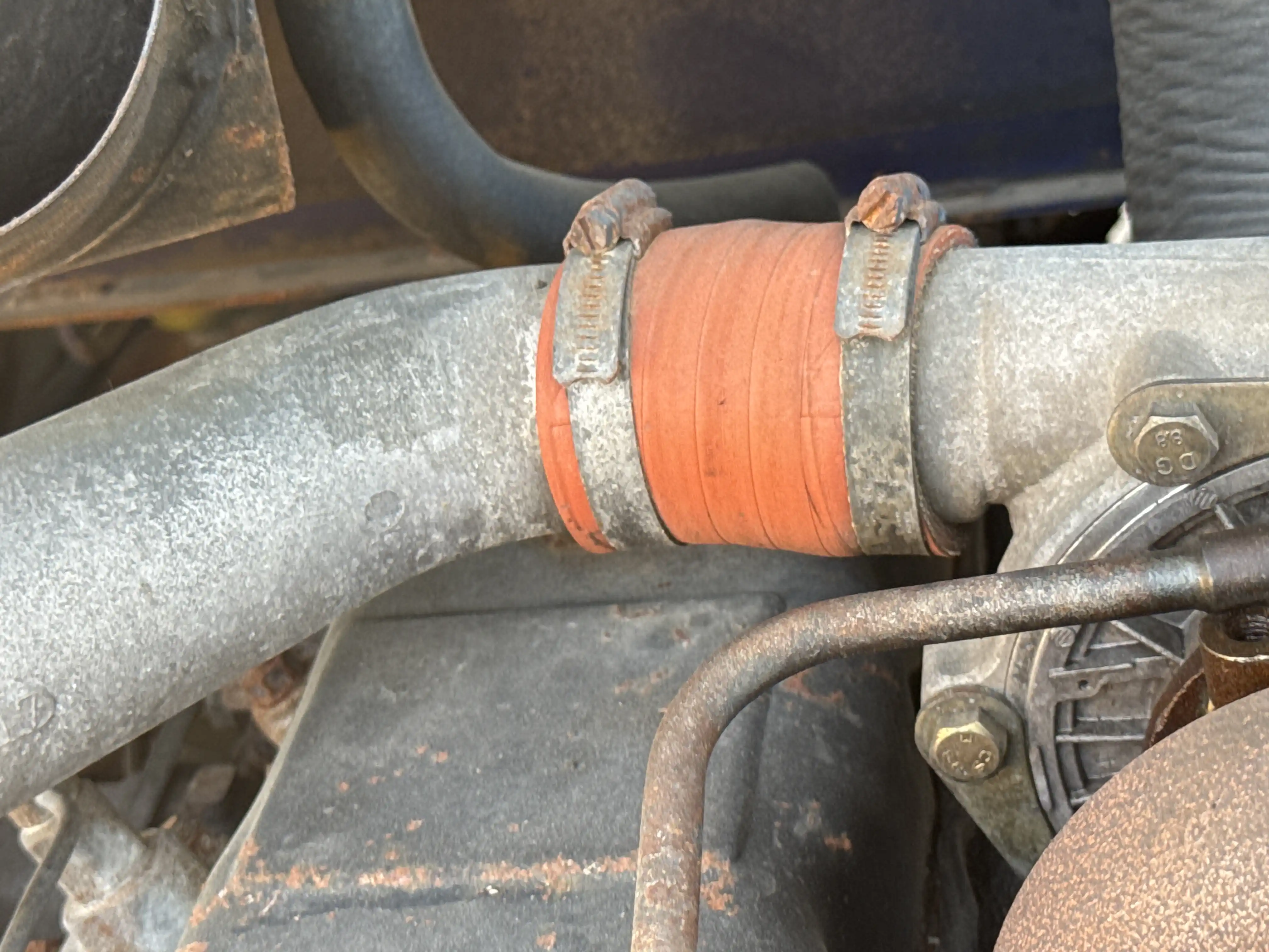 FLM-001-Komatsu-FD200Z-6-forklift-inspection-engine-hoses