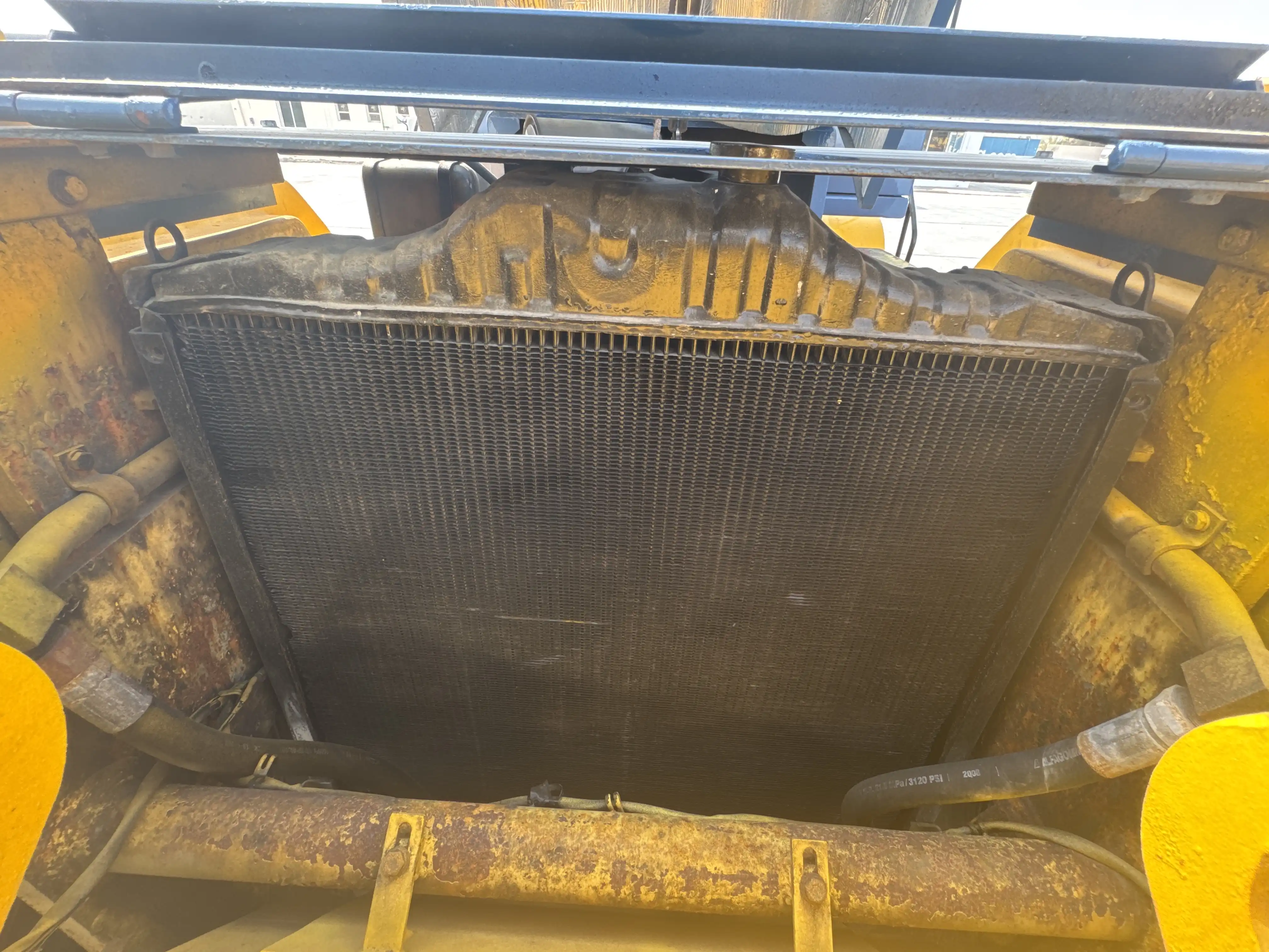FLM-001-Komatsu-FD200Z-6-forklift-inspection-engine-radiator-oil-cooler-and-air-cooler