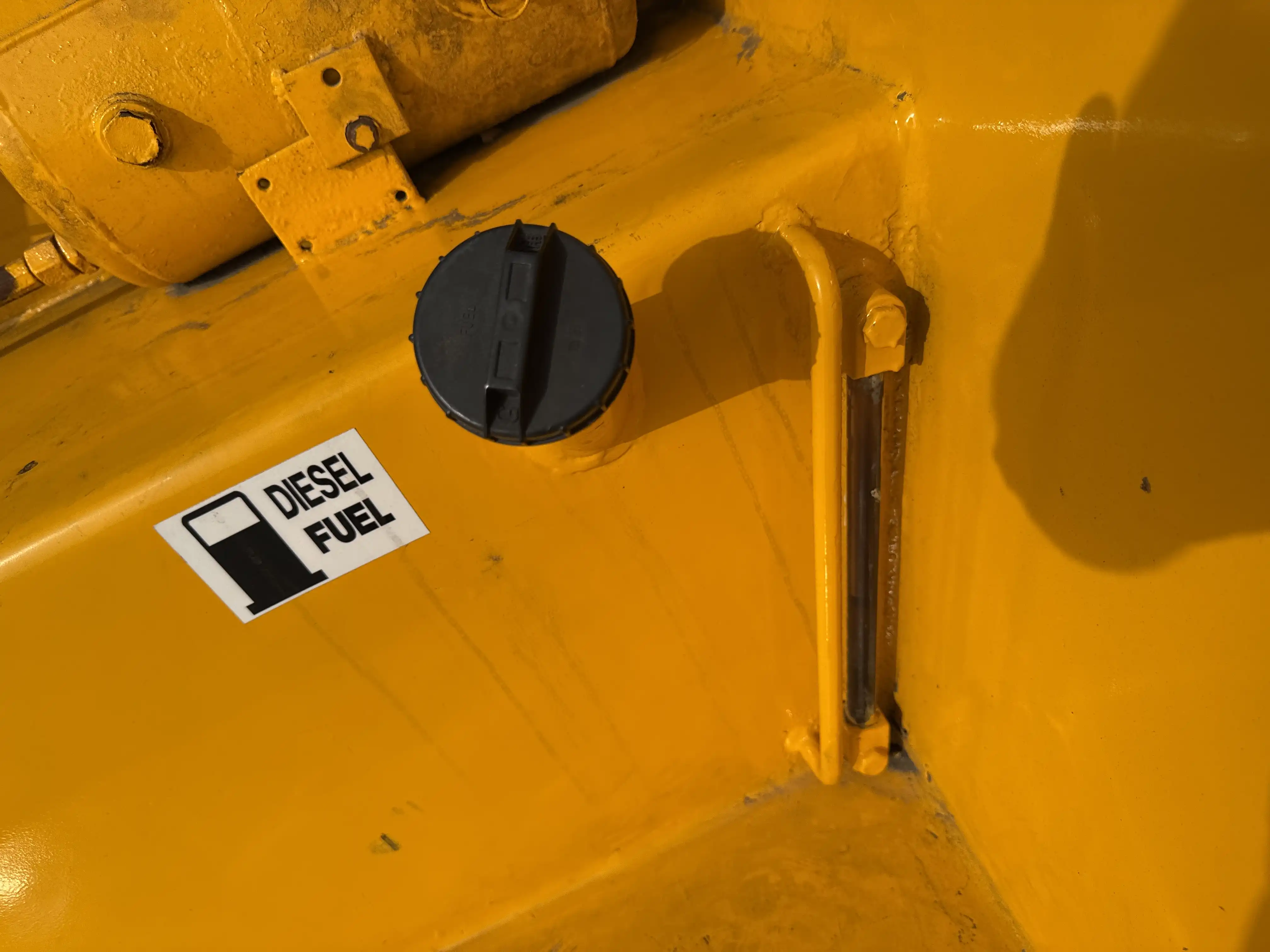 FLM-001-Komatsu-FD200Z-6-forklift-inspection-engine-fuel-tank