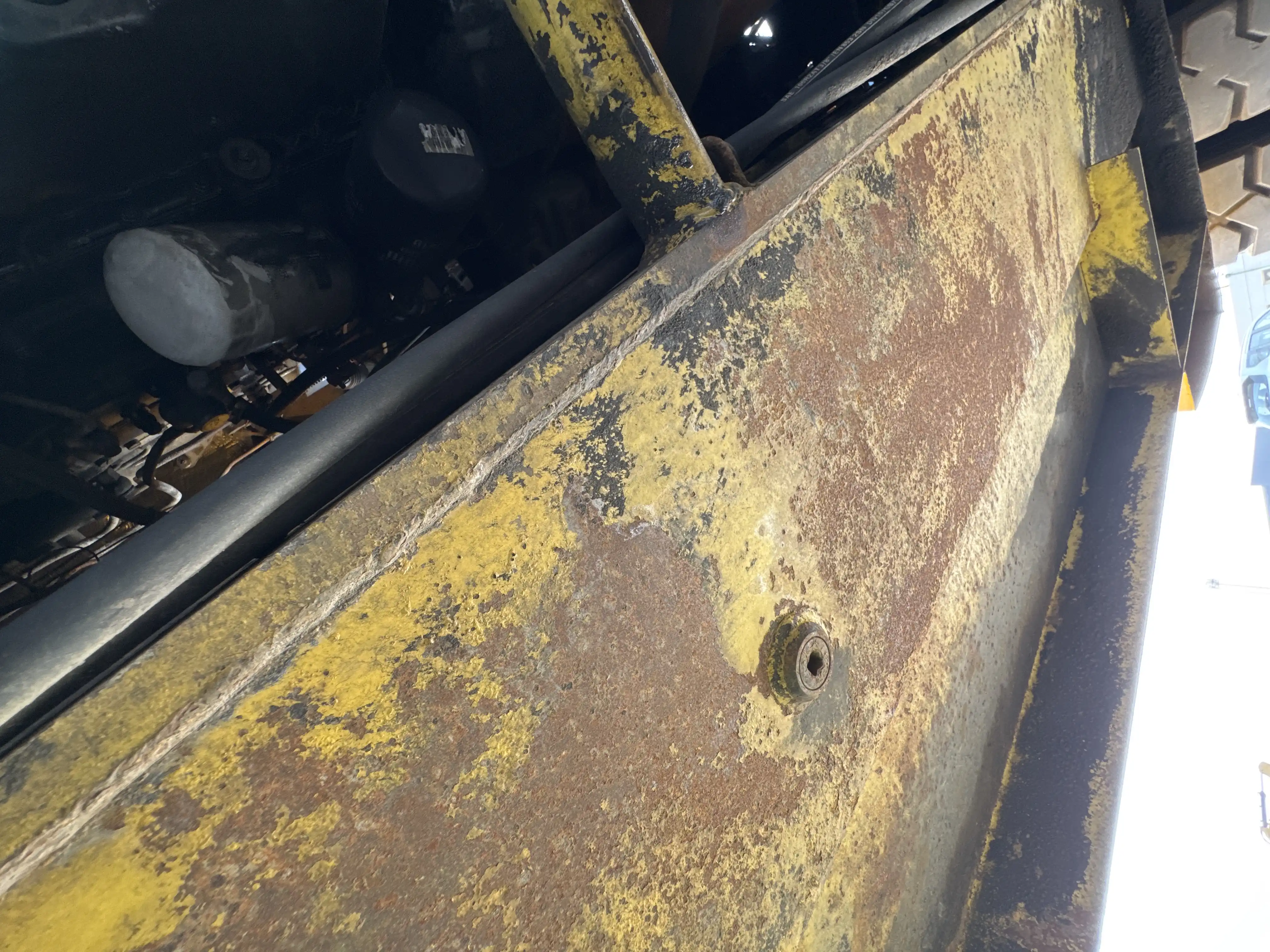 FLM-001-Komatsu-FD200Z-6-forklift-inspection-engine-fuel-tank