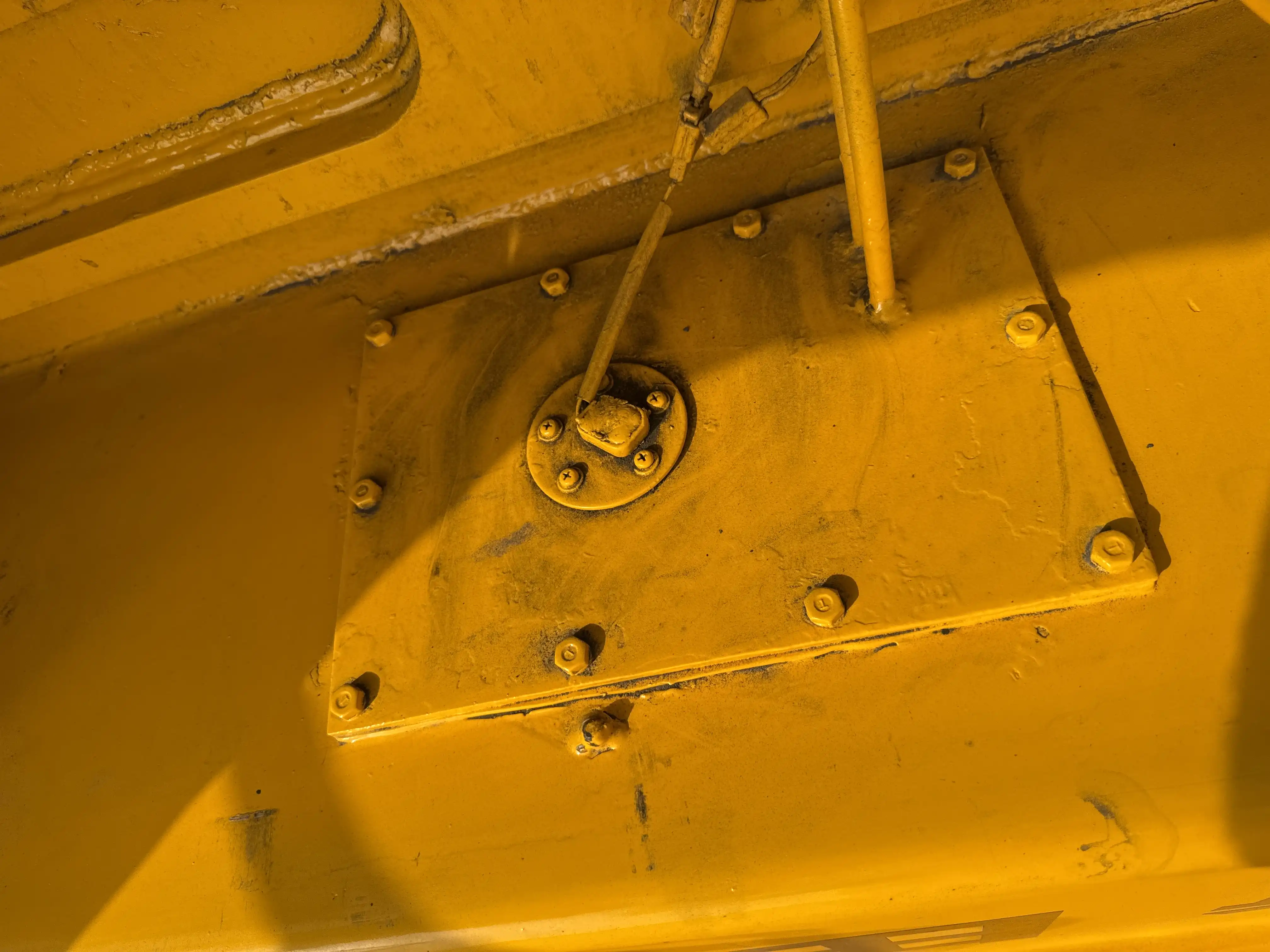 FLM-001-Komatsu-FD200Z-6-forklift-inspection-engine-fuel-tank
