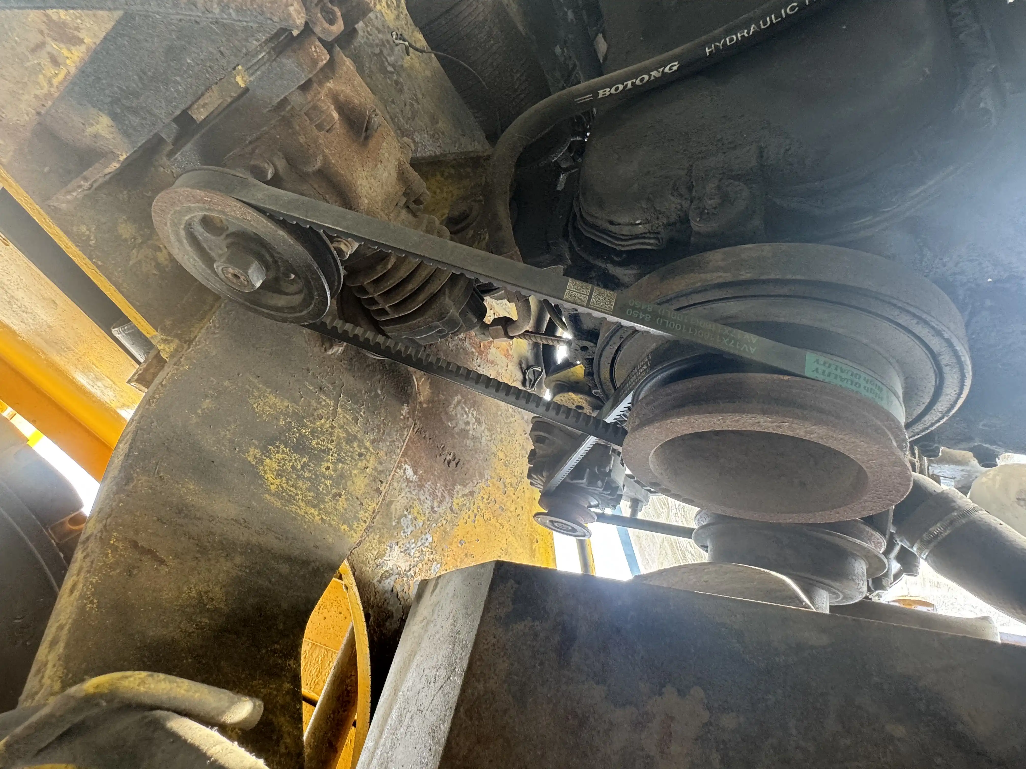 FLM-001-Komatsu-FD200Z-6-forklift-inspection-engine-belts