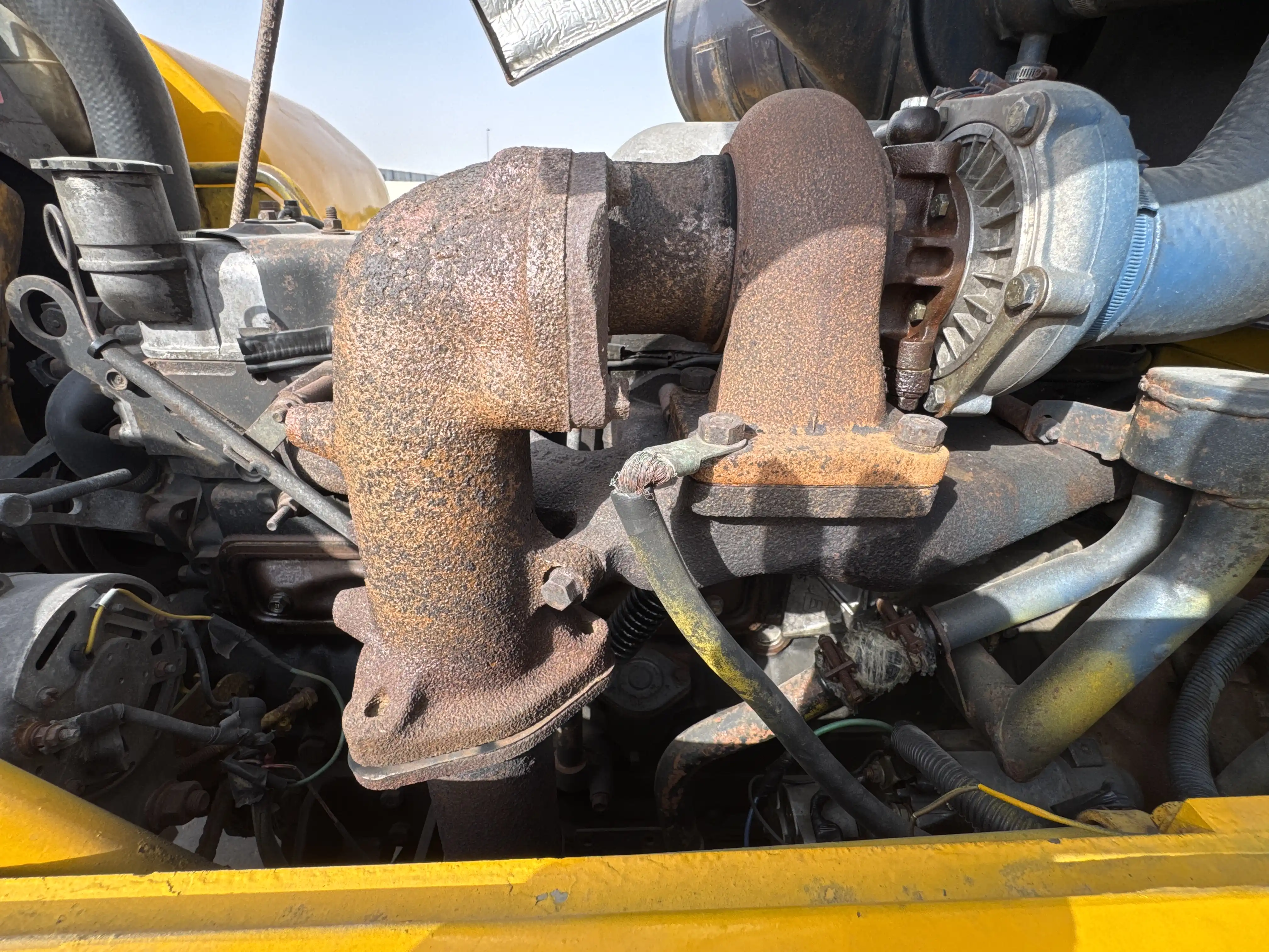 FLM-001-Komatsu-FD200Z-6-forklift-inspection-engine-exhaust-system