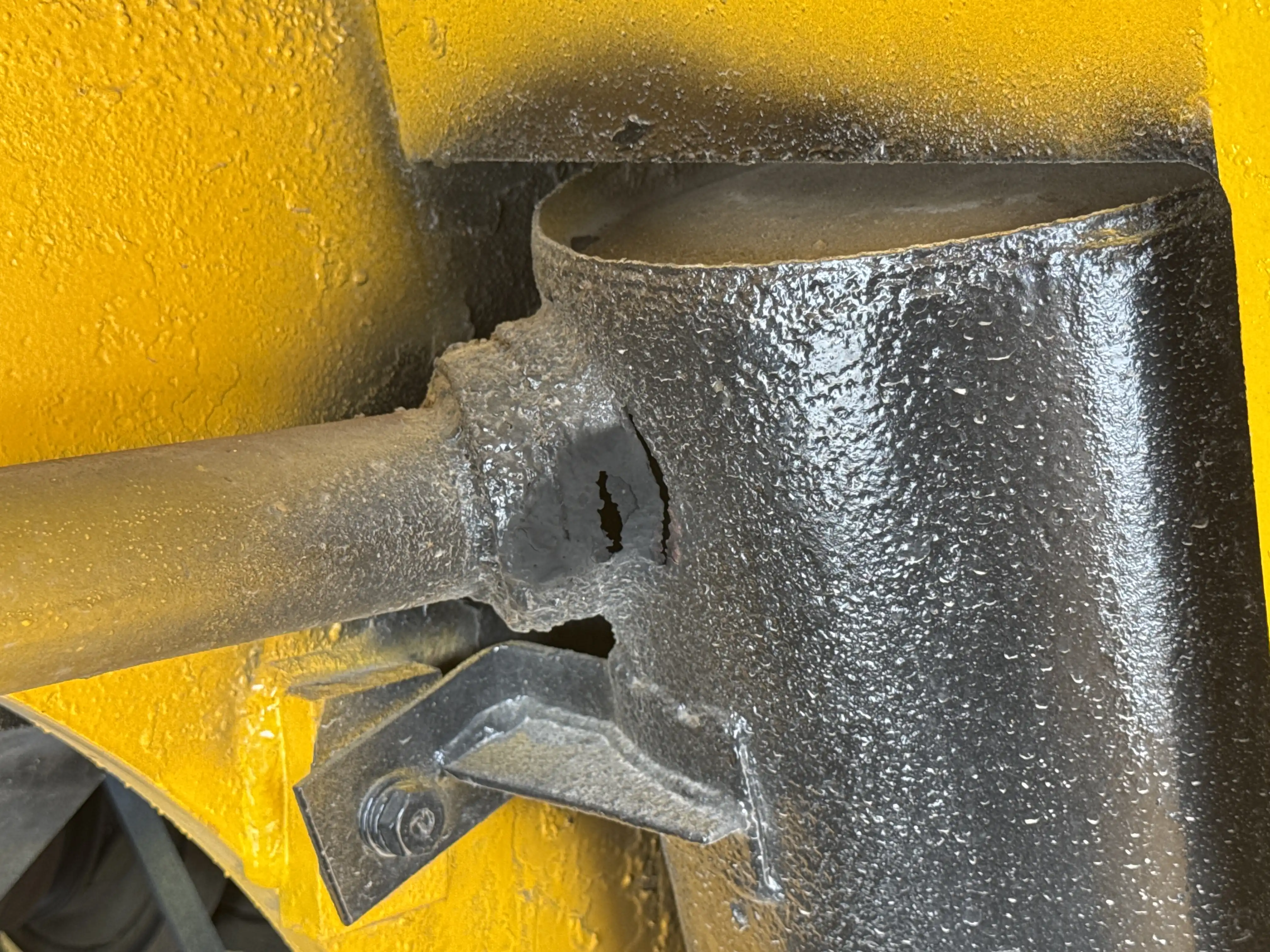 FLM-001-Komatsu-FD200Z-6-forklift-inspection-engine-exhaust-system