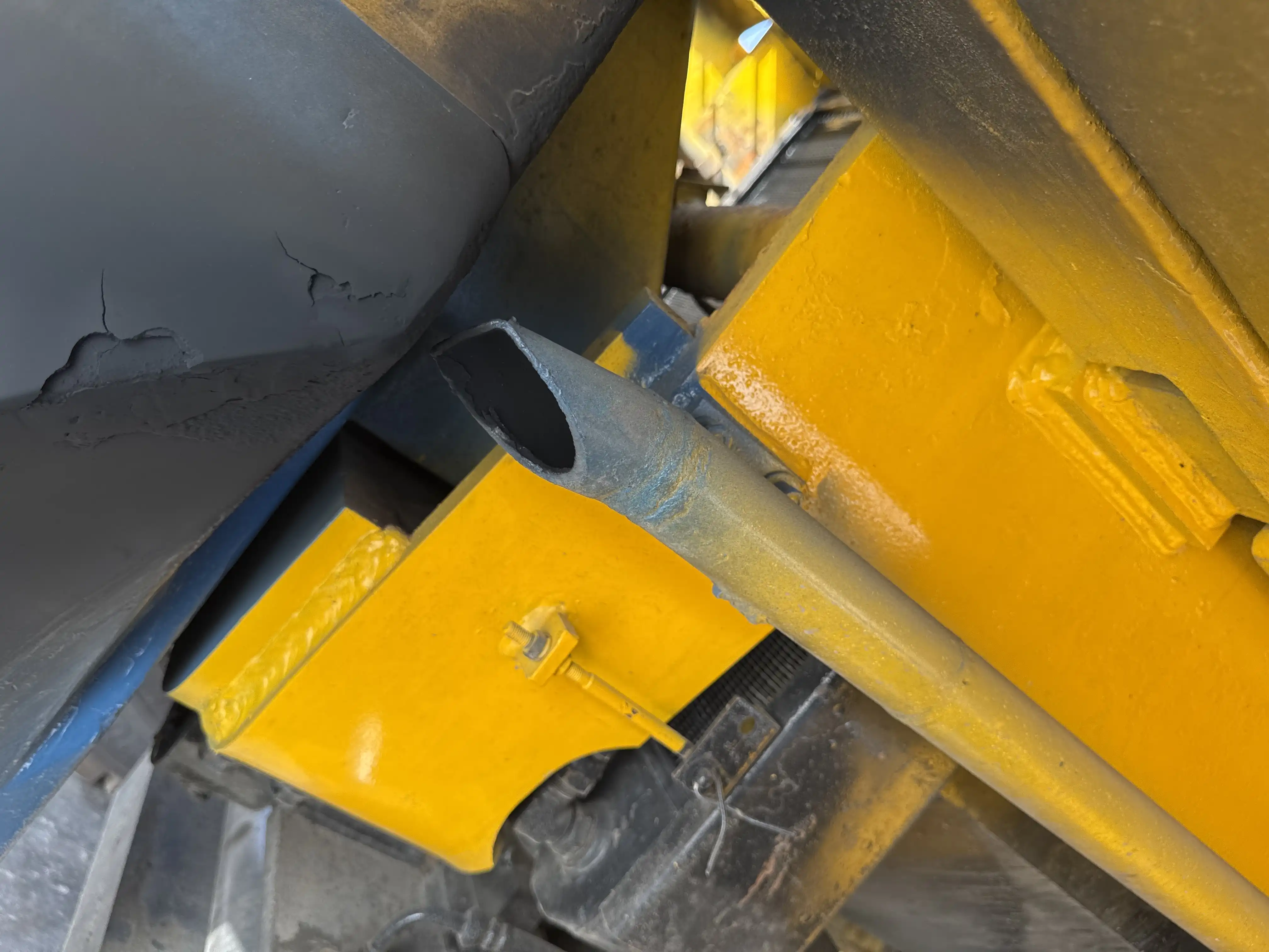 FLM-001-Komatsu-FD200Z-6-forklift-inspection-engine-exhaust-system