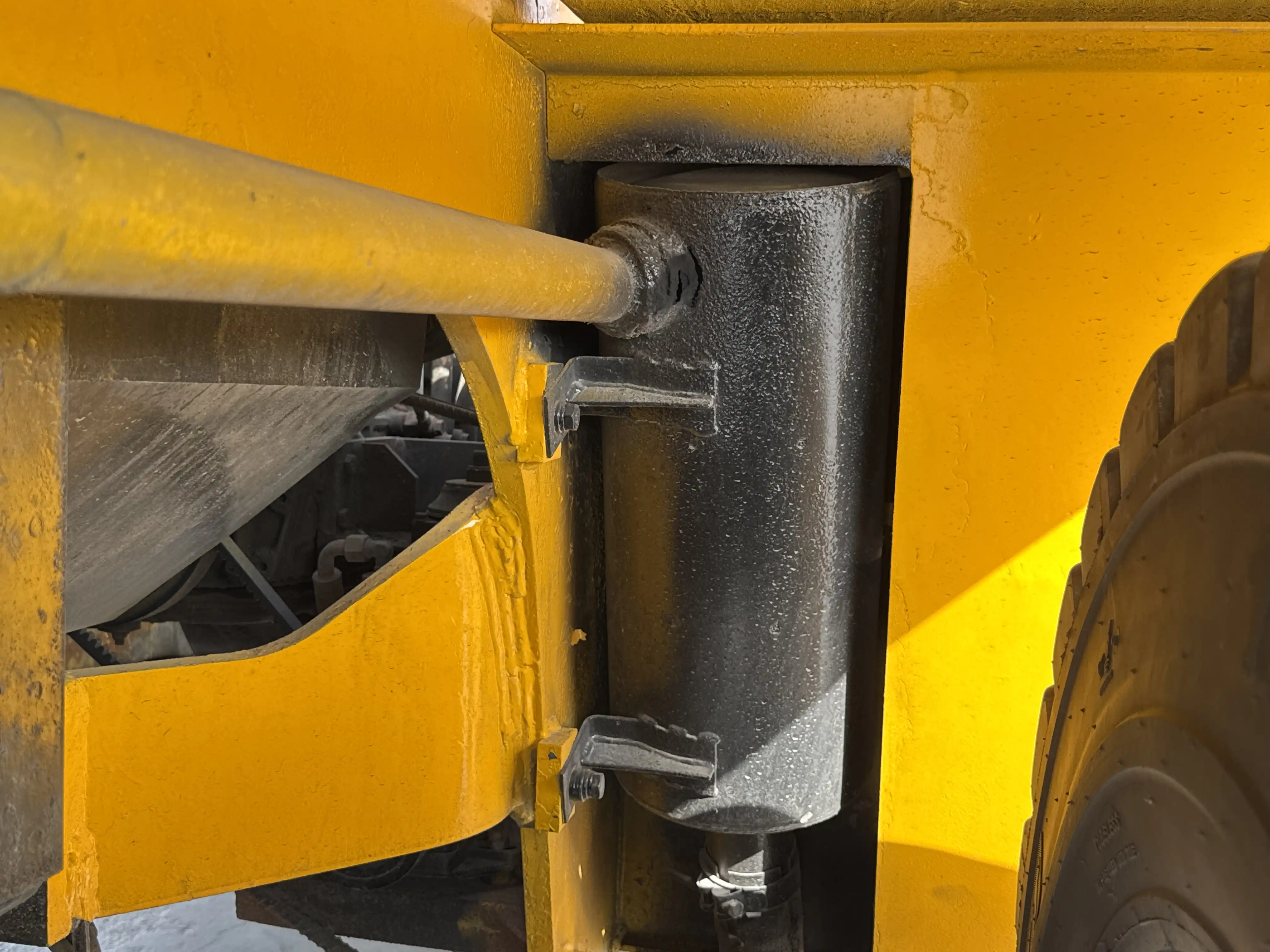 FLM-001-Komatsu-FD200Z-6-forklift-inspection-engine-exhaust-system