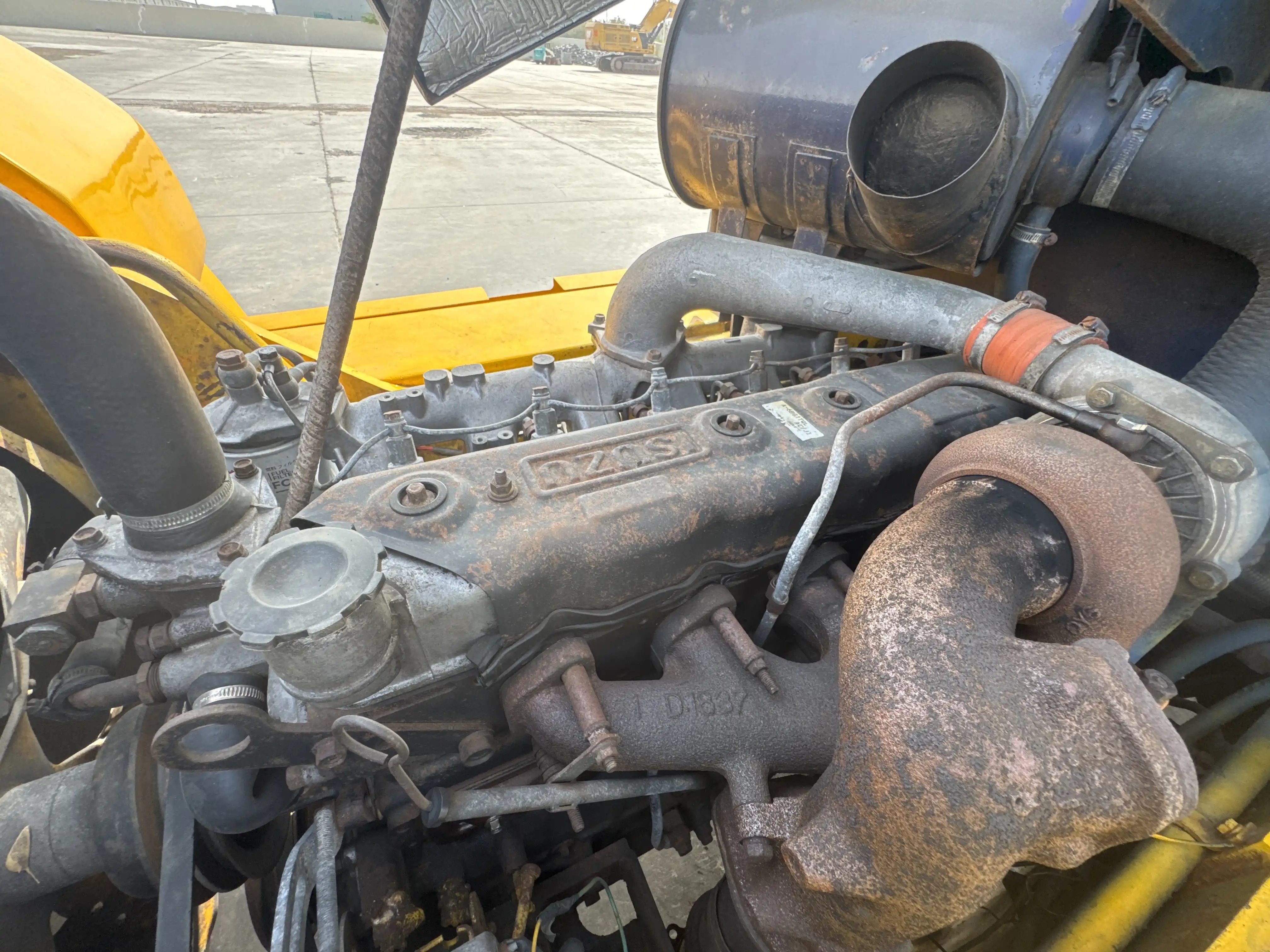 FLM-001-Komatsu-FD200Z-6-forklift-inspection-engine-engine-oil-leaks